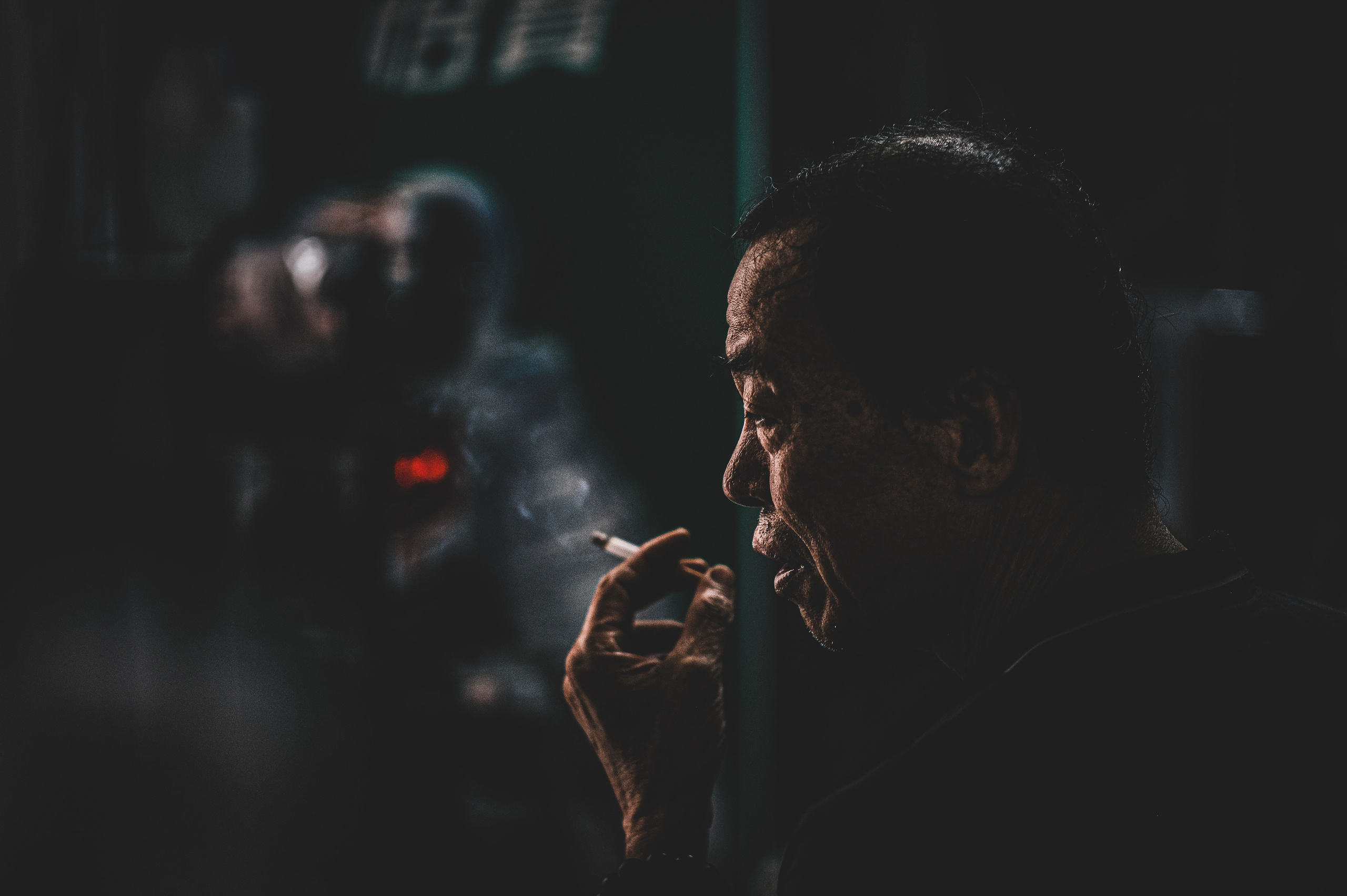 Smoking | Movie photography | Shantou City | Shantou Photographs | 汕头市 | 吸烟 | 电影摄影| 汕头市 | 汕头摄影 | 汕头市