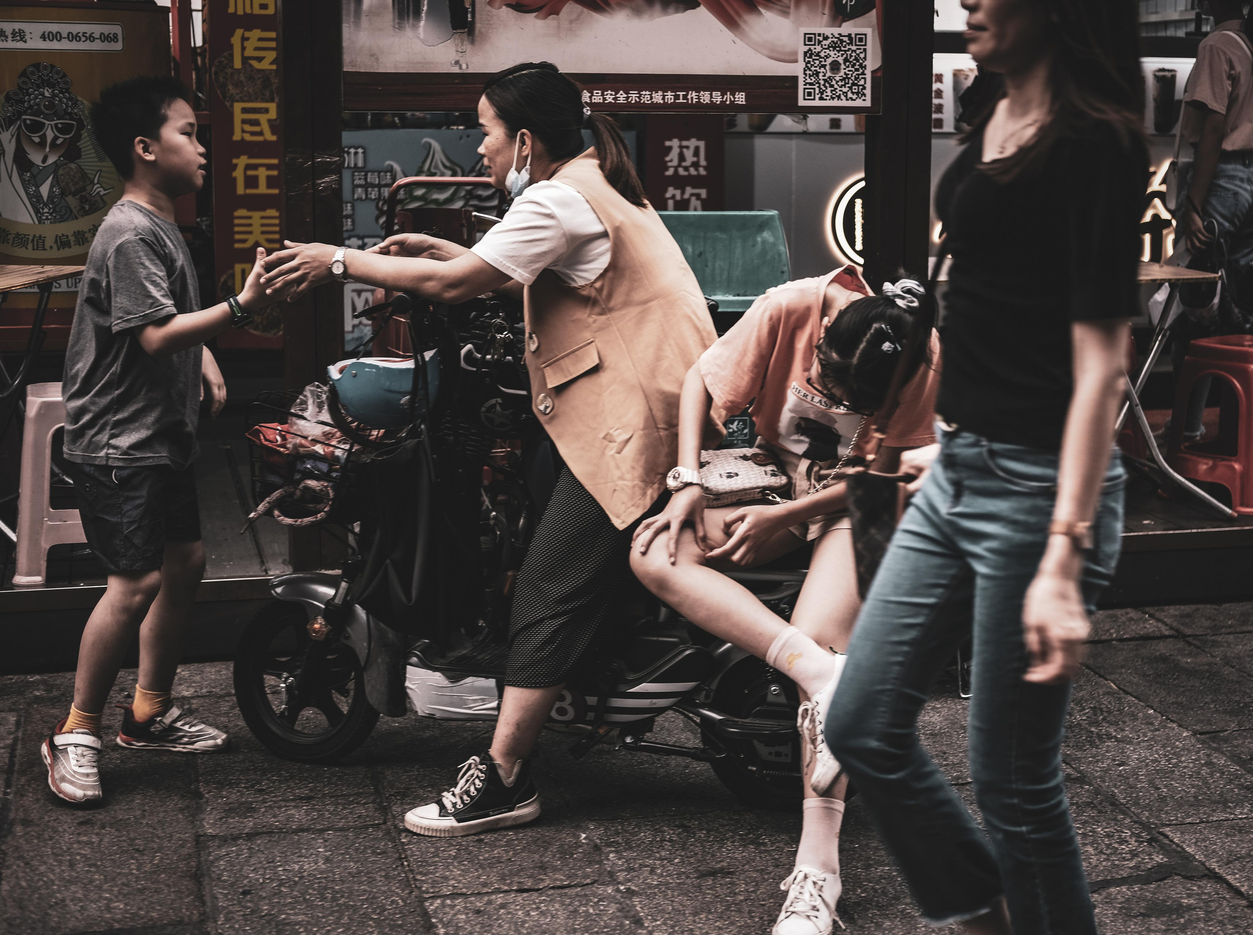 Looks like movie photography | Guangzhou Street | People | 看起来像电影摄影 | 广州街 | 人 | Guangzhou City Photos