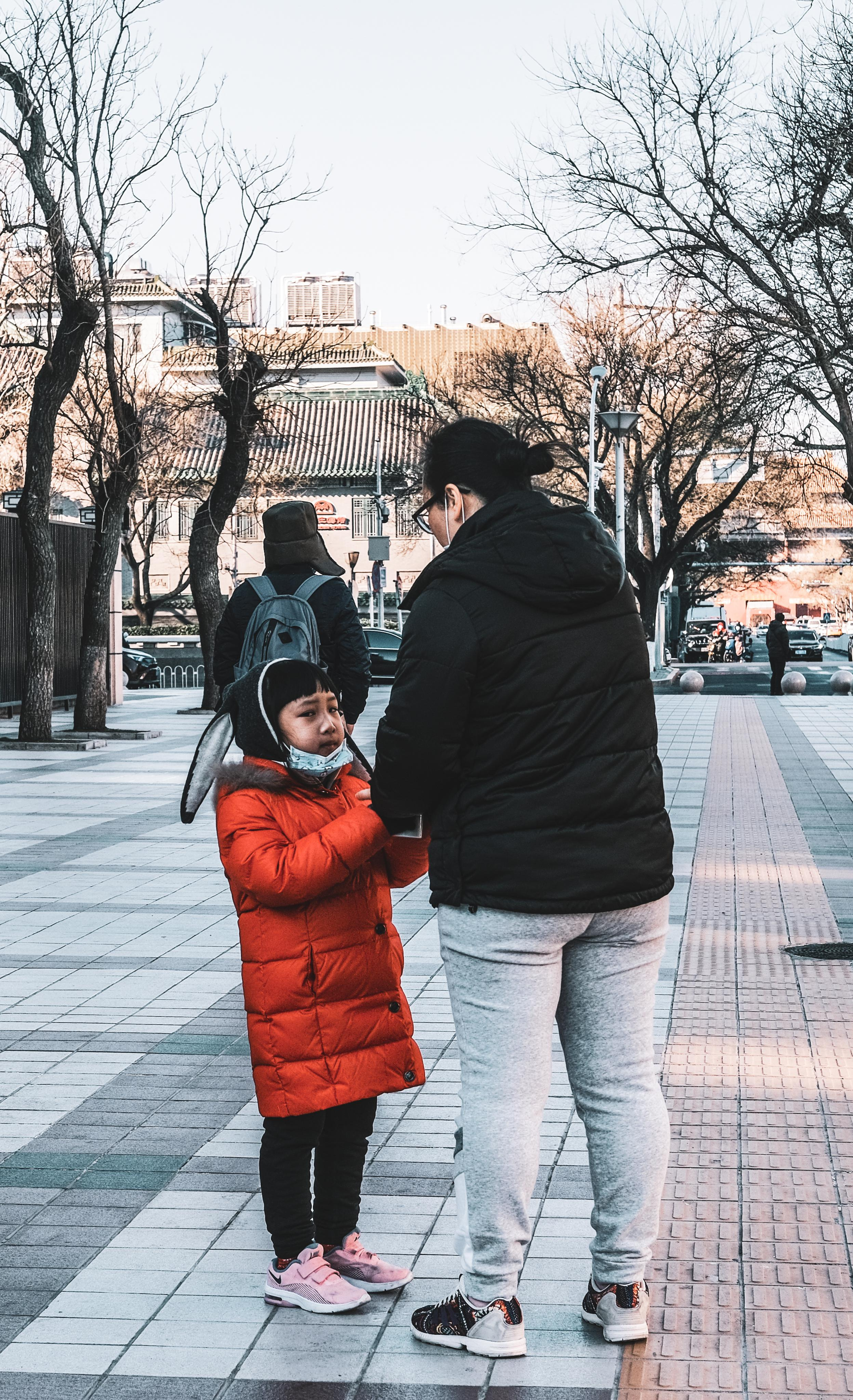 Mom and daughter | Beijing Street Photo | China | December 2020 | Camera: FUJIFILM X-Pro3 35mm F2.0 | 妈妈和女儿 | 北京街照片| 中国 | 2020 年 12 月