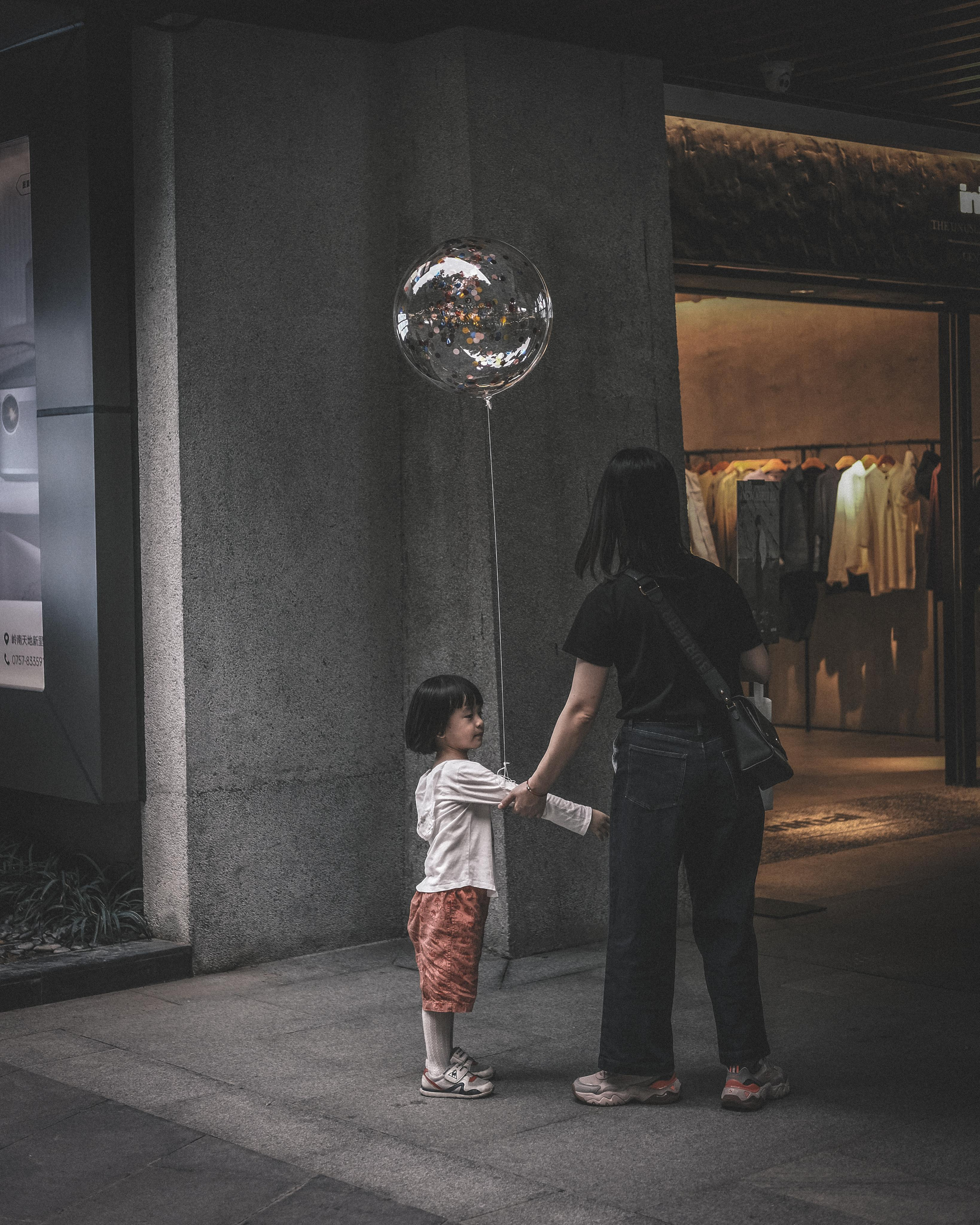 Mom, Daughter and Ball | People | Guangzhou Streets | Guangzhou City | 妈妈女儿和球 | 人 | 广州街头 | 广州市 | Guangzhou City Photos