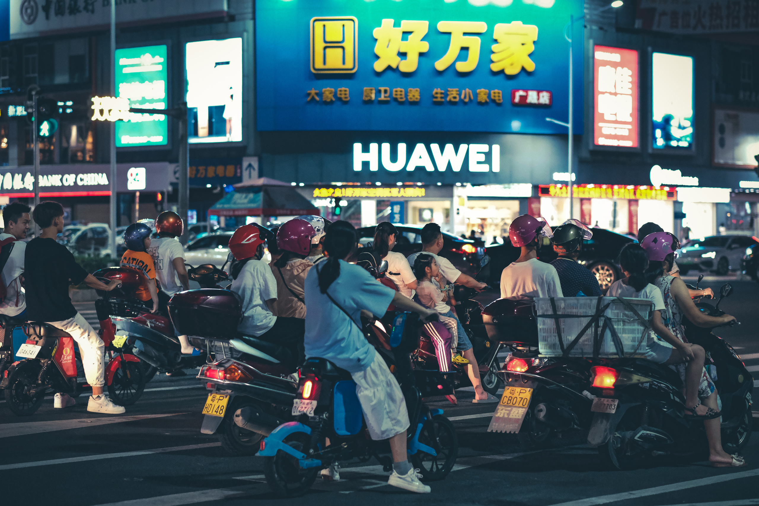 城市夜景 | 在一个有这么多轻便摩托车的城市 | 河源街头摄影 | 河源夜生活 | City at night | In a city where there are so many mopeds | Street photography in Heyuan | Nightlife in Heyuan