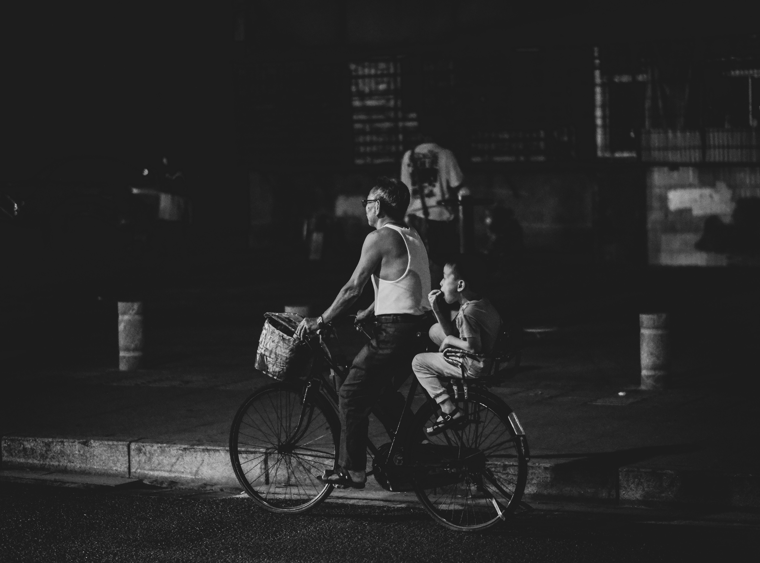 Grandfather and Grandson | Black and White photography | Shantou City | Black and White photography | Street Photography  | China in Black & White photographs | 祖父和孙子 | 黑白摄影 | 汕头市 | 黑白摄影 | 街头摄影 | 黑白照片中的中国