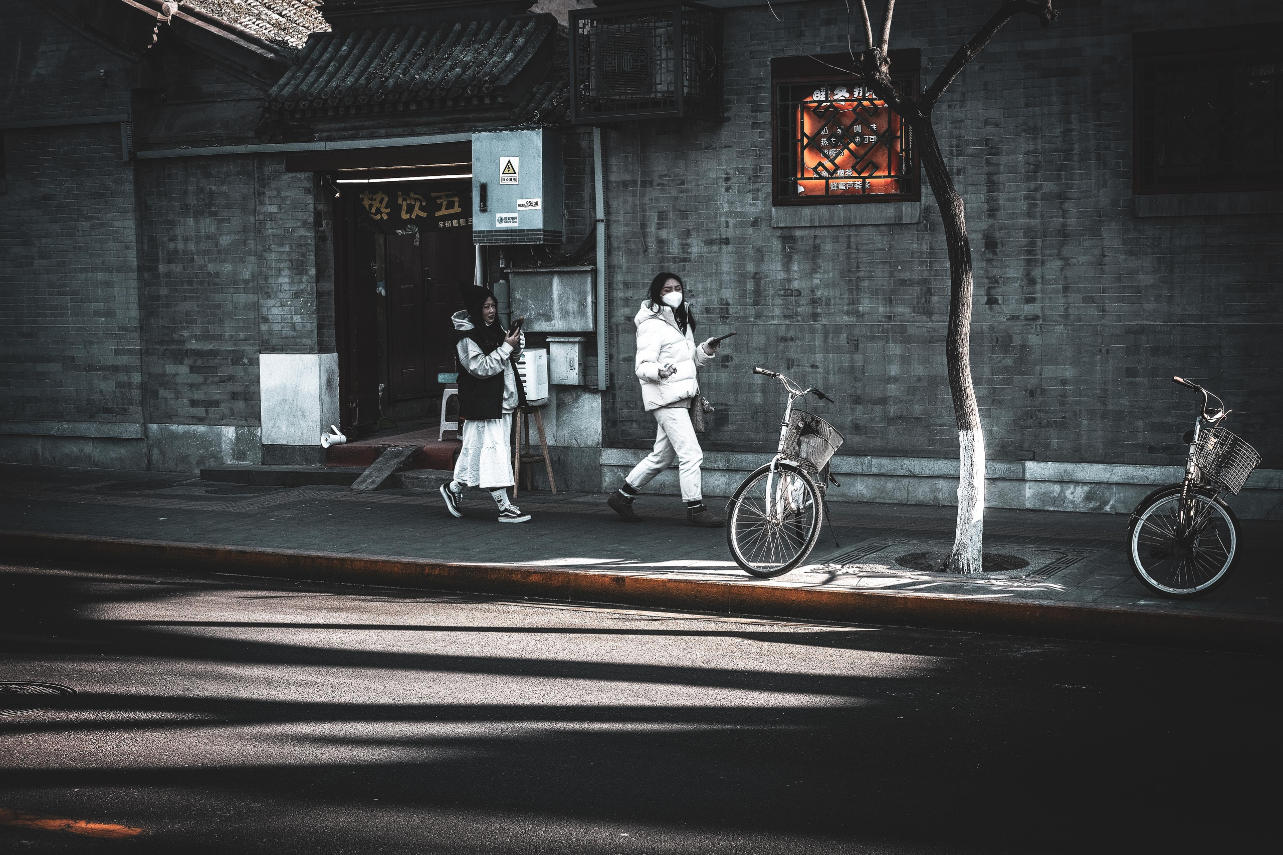 Two Girls | Street Photo | Beijing Street Photo | Beijing Street Photo | China | December 2020 | Beijing street photography | 两个女孩 | 街拍 | 北京街拍 | 北京街拍 | 中国 | 2020 年 12 月 | 北京街头摄影 |
