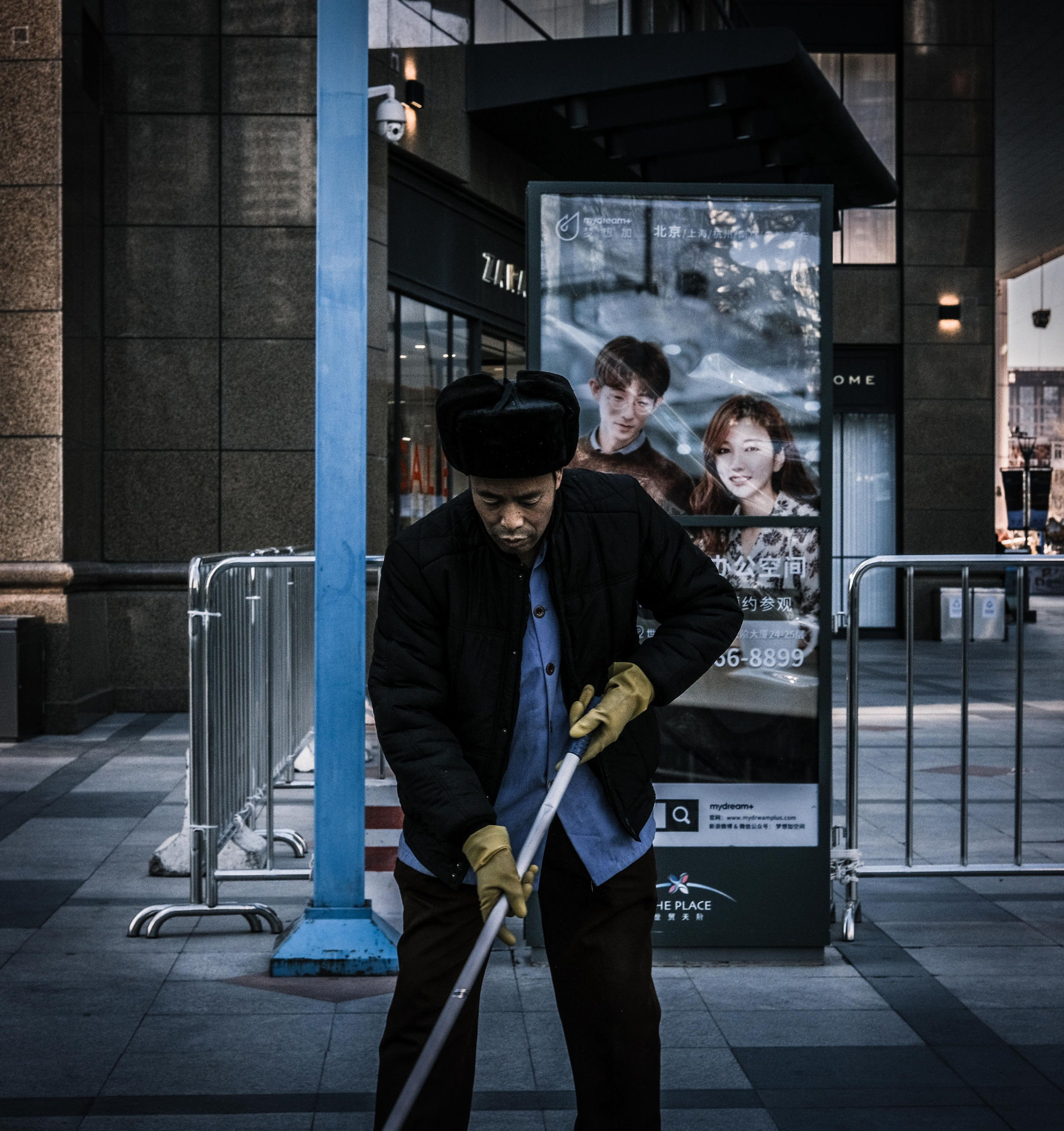 Street Cleaner | Beijing Street | Street Beijing Photography | Camera: FUJIFILM X-Pro3 35mm F2.0