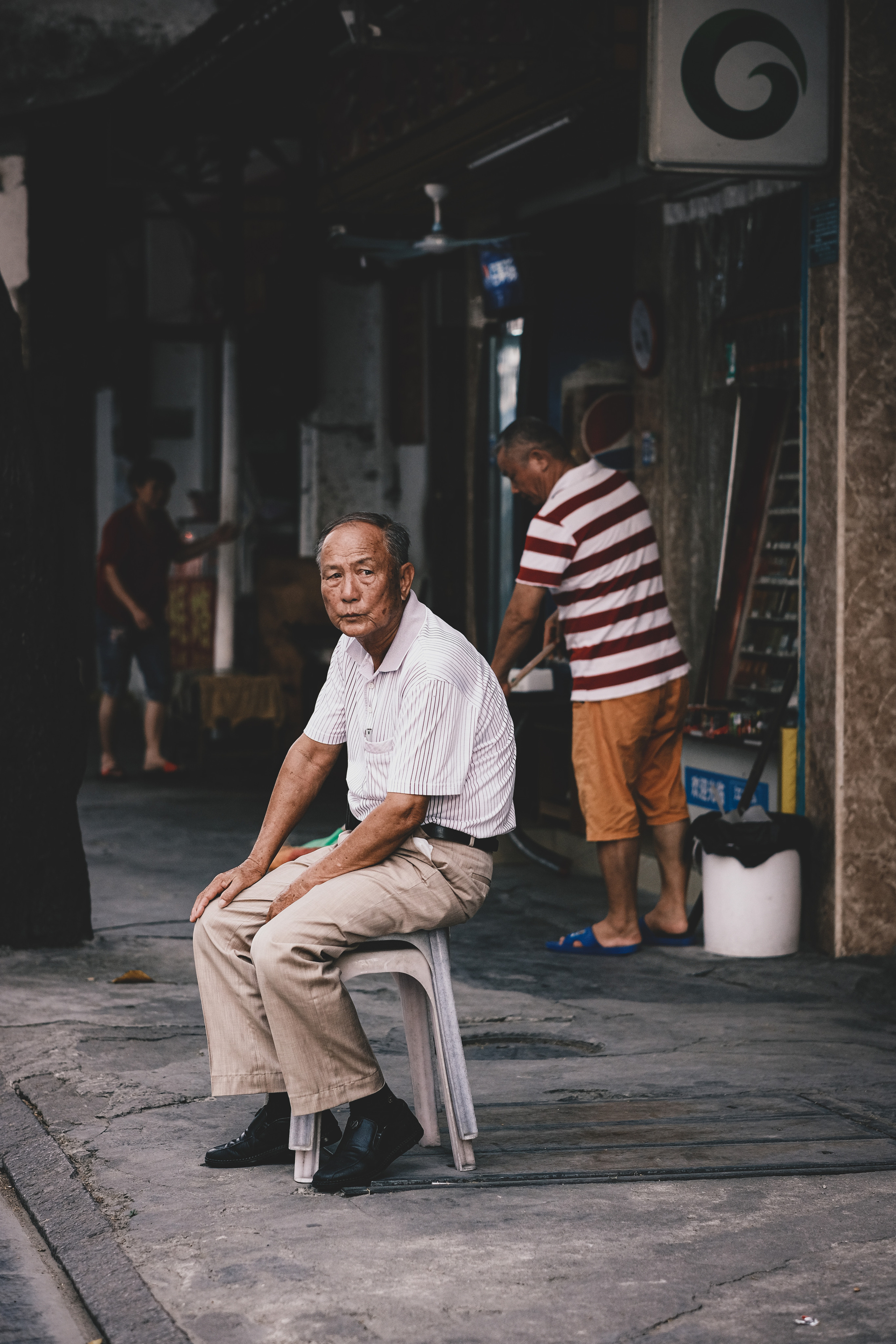 Lonely man on the street | Shantou City | Shantou Photographs | 汕头市 | Life of The Others |  街上孤独的人 | 汕头市 | 汕头摄影 | 汕头市 | 其他人的生活