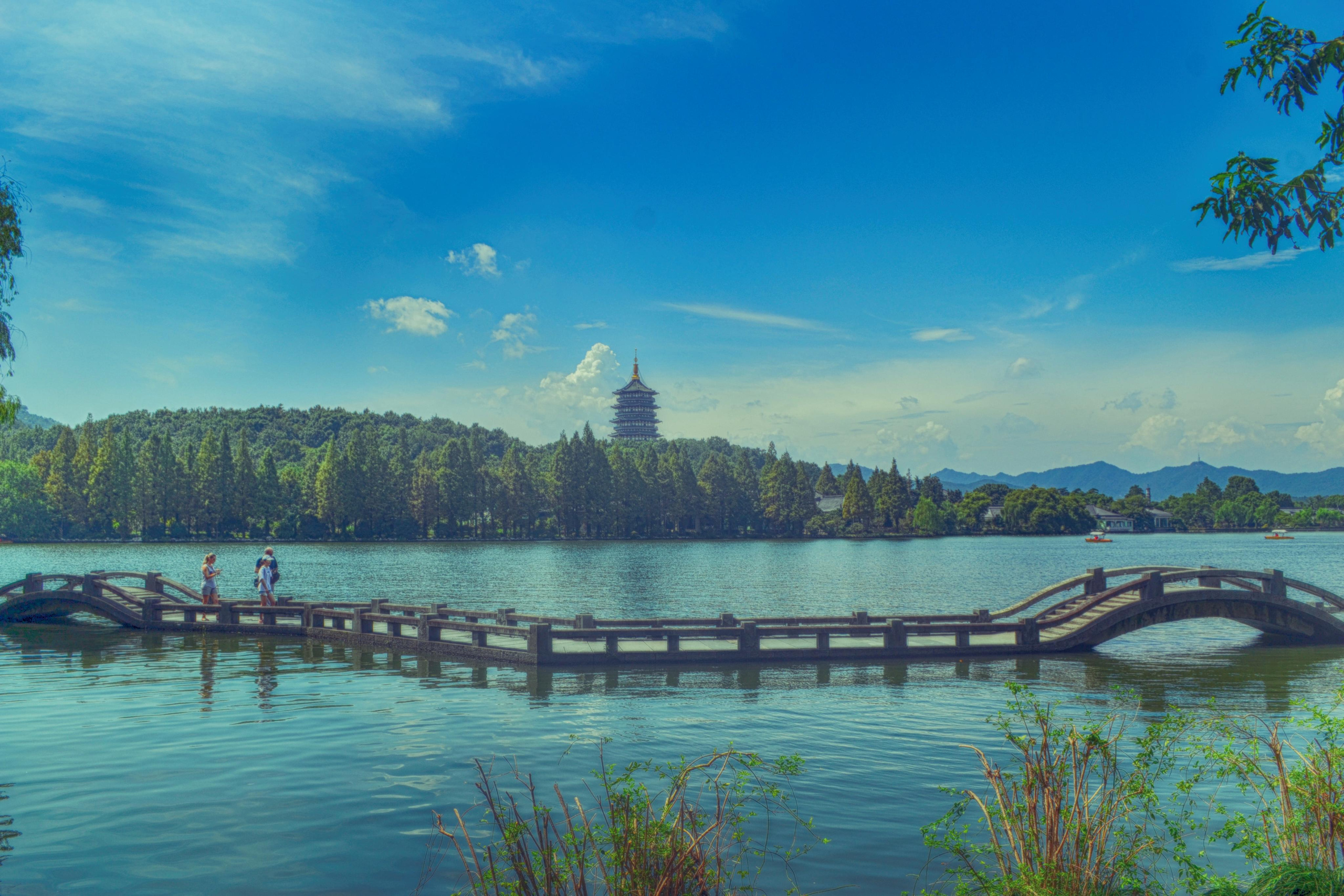 West Lake is a freshwater lake in Hangzhou, China. It is divided into five sections by three causeways. There are numerous temples, pagodas, gardens, and natural/artificial islands within the lake. 西湖是中国杭州的淡水湖。 它被三个堤道分成五个部分。 湖中有许多寺庙、宝塔、花园和天然/人工岛屿。