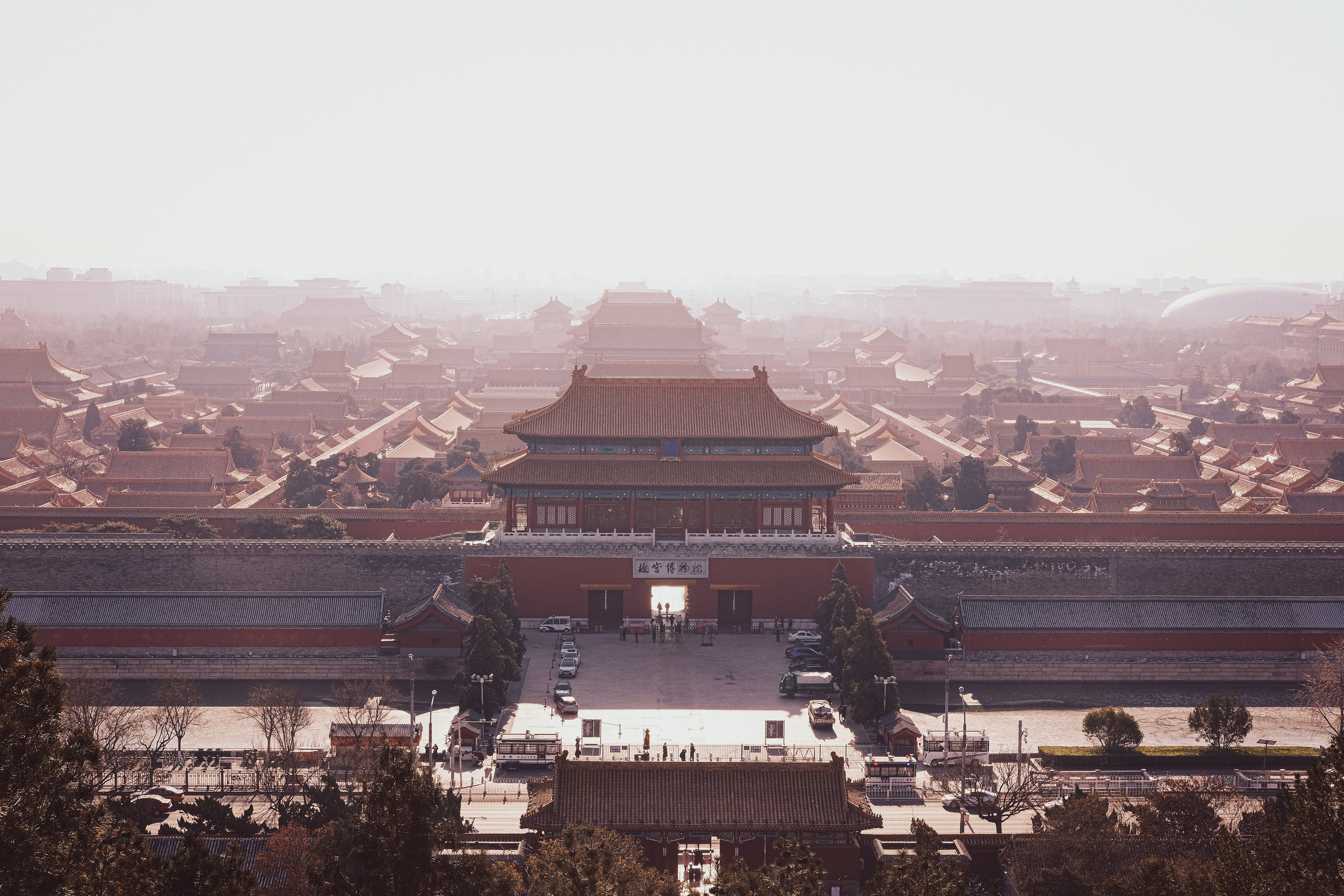 Winter 2020 / December. The Forbidden City (Chinese: 紫禁城; pinyin: Zǐjìnchéng) is a palace complex in Dongcheng District, Beijing, China, at the center of the Imperial City of Beijing. 2020 年冬季 / 十二月。紫禁城(中文:紫禁城;拼音:Zǐjìnchéng)是中国北京市东城区的一座宫殿建筑群,位于北京皇城的中心。