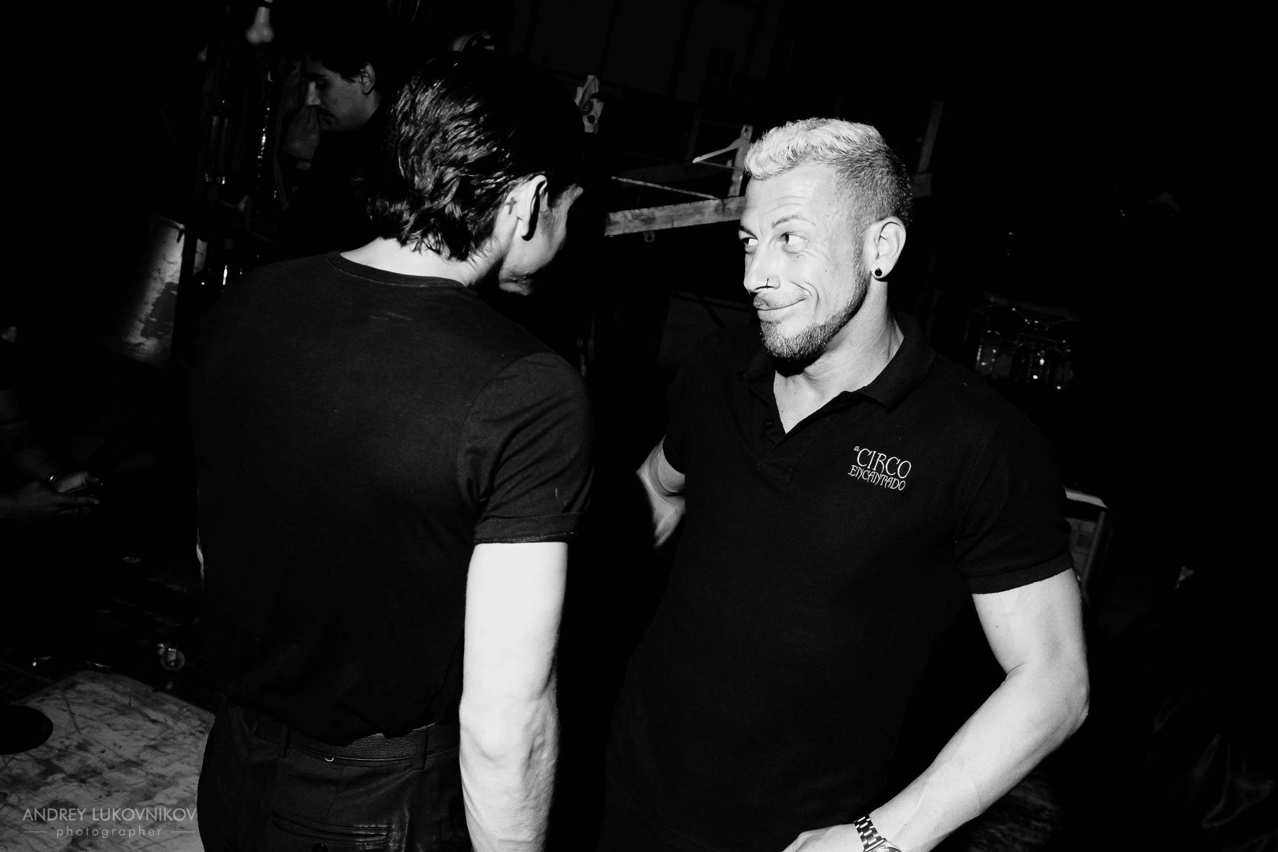 Sesión de fotos entre bastidores en El Circo Encantado: la vida de los artistas tras bambalinas