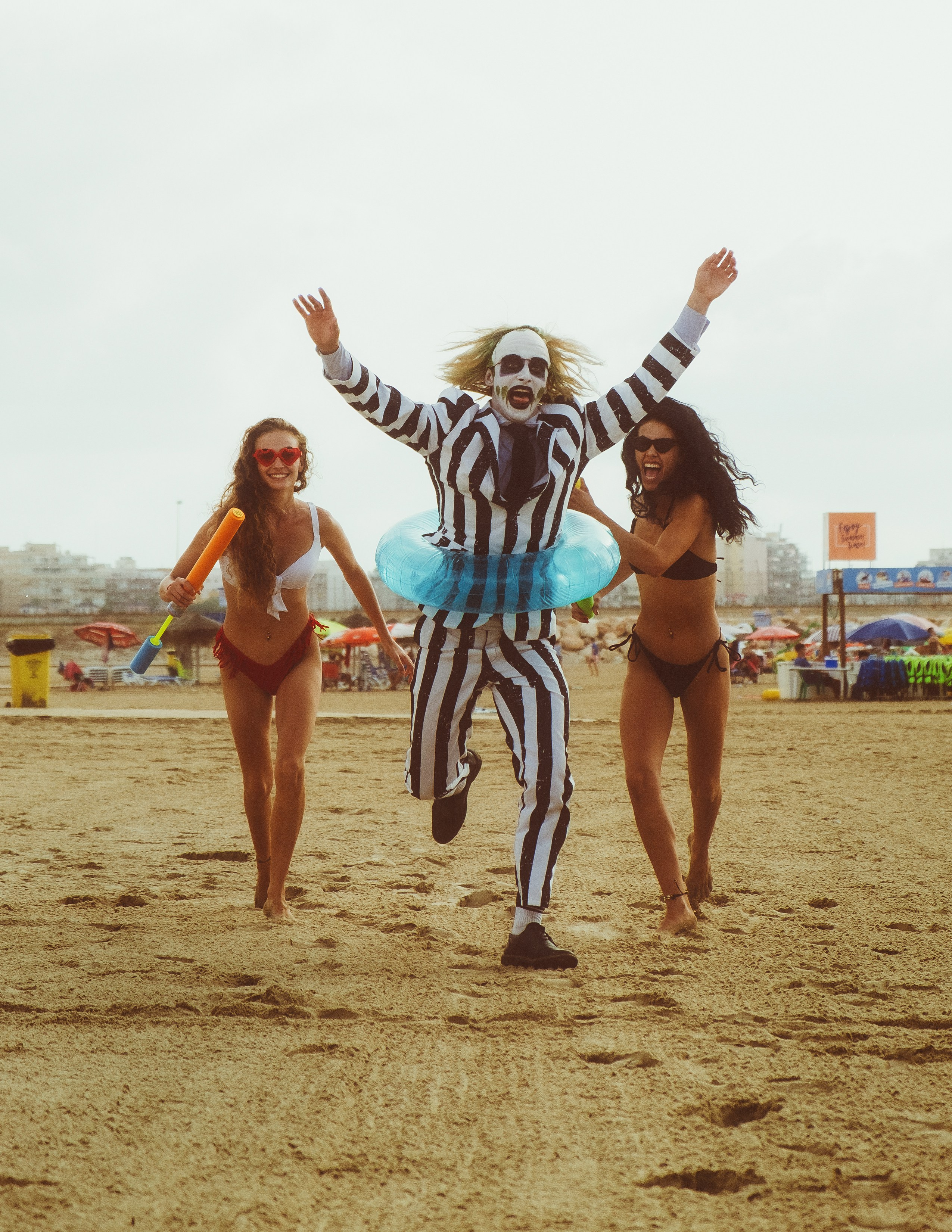 Beetlejuice на море: Экспериментальная фотосессия с цирковыми артистами — Фотограф Андрей Луковников