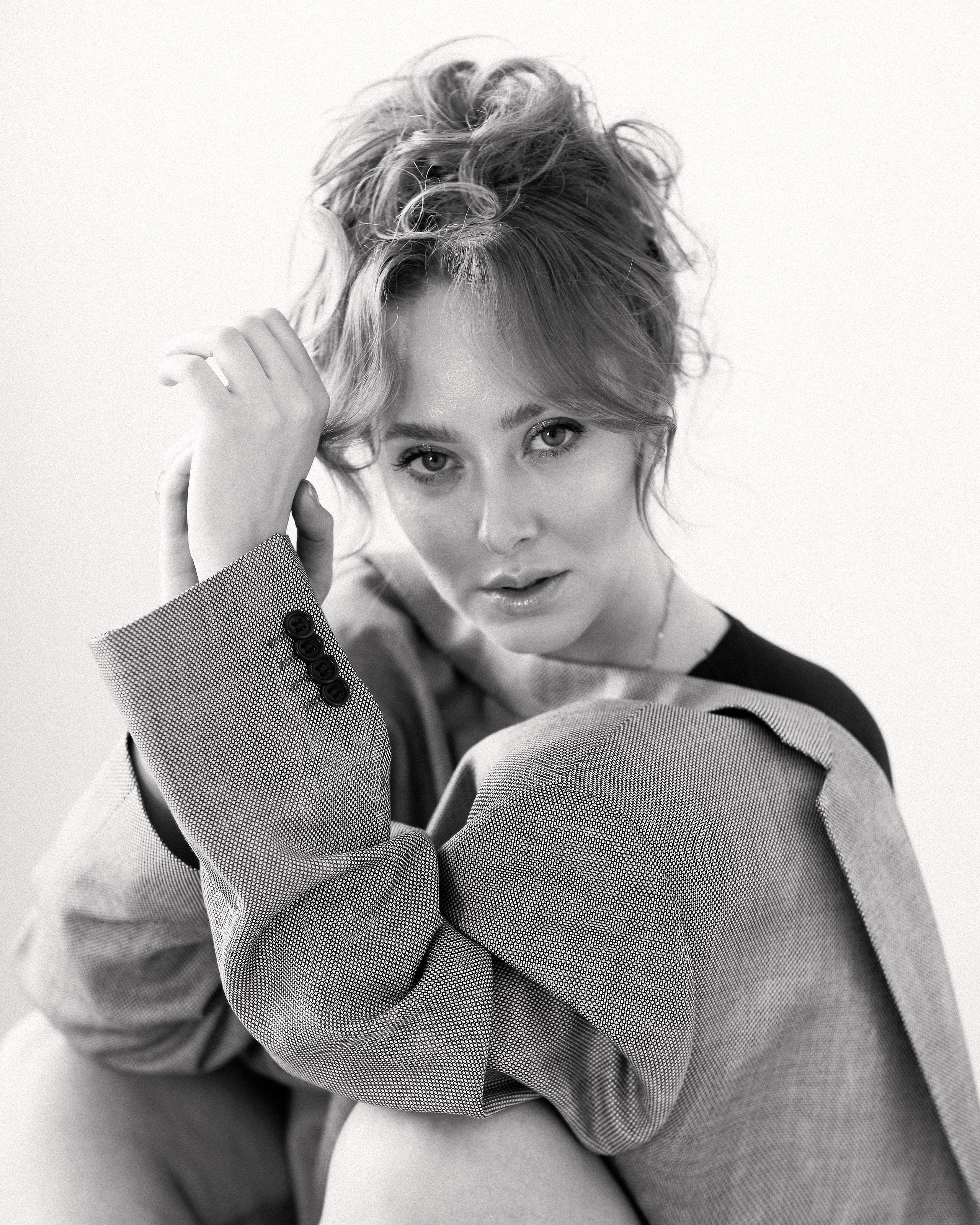 Уникальность черно-белого портрета в мужском пиджак. Валерия Вартанова. Фотограф