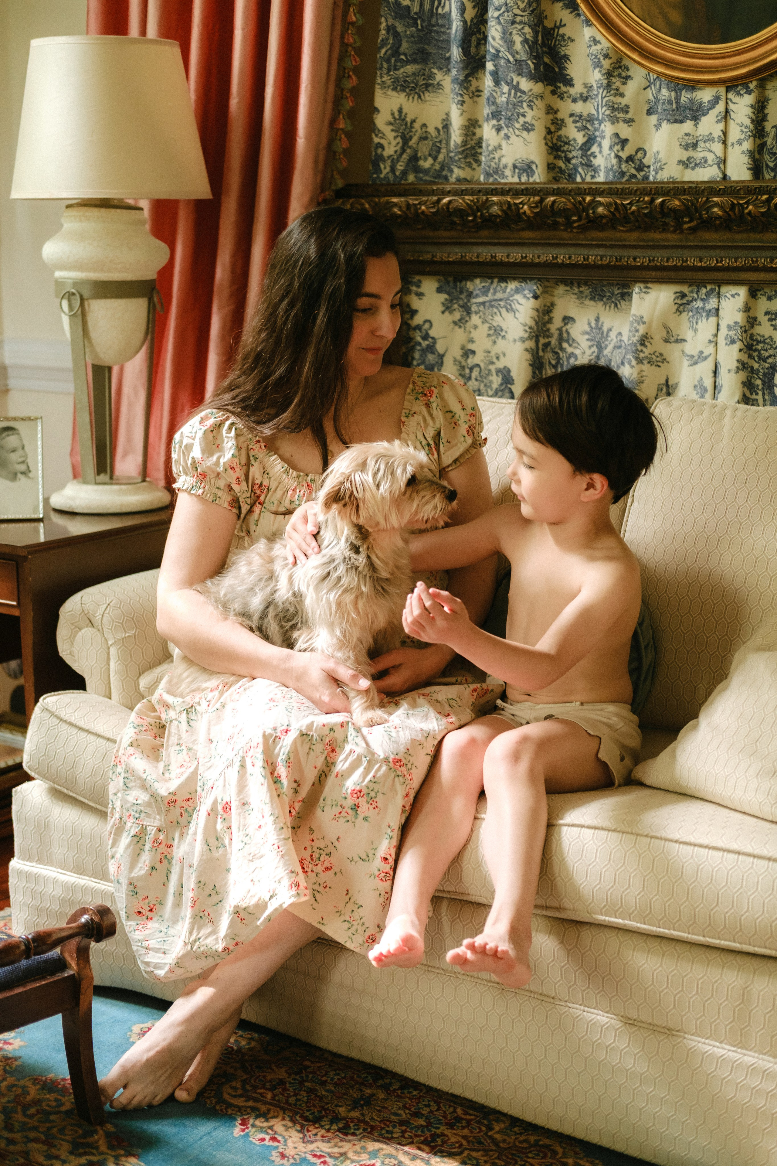 Cozy In-Home Family Photo Session in a Historic Richmond Victorian Home. Family Photographer Anna Dobrovolskaia | Richmond, VA
