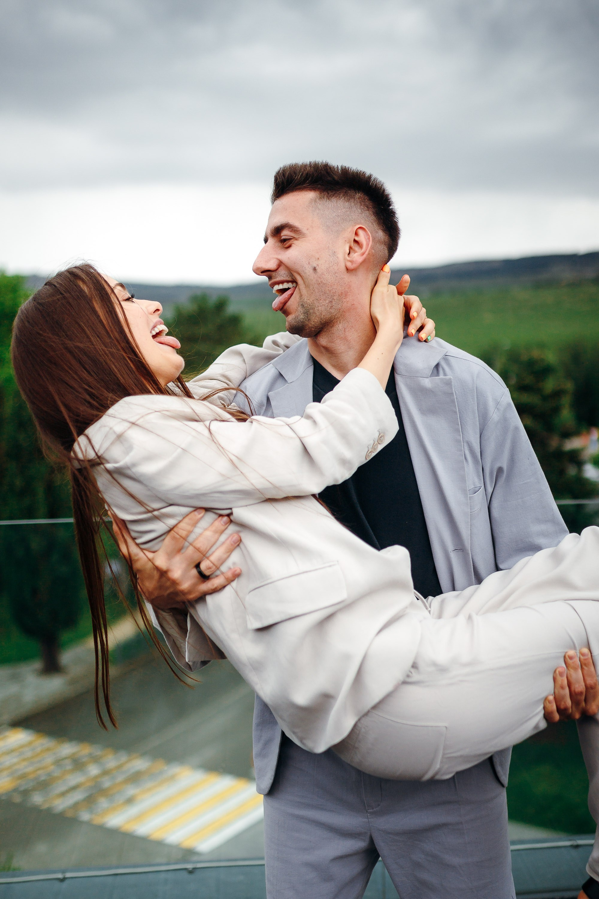 Man lifting woman in his arms outdoors
