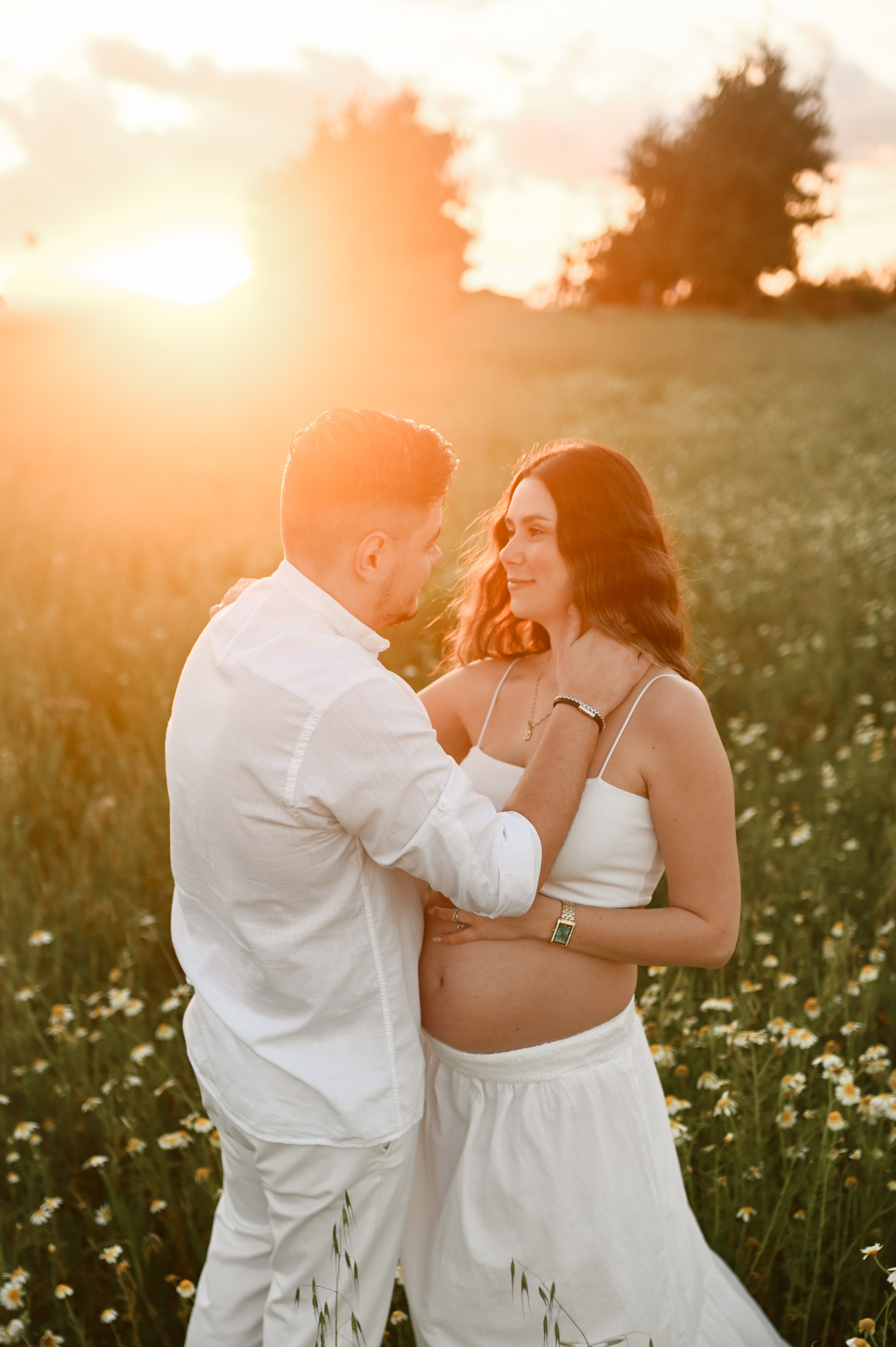 Ρομαντική φωτογράφιση εγκυμοσύνης σε χωράφι με λουλούδια. WELCOME