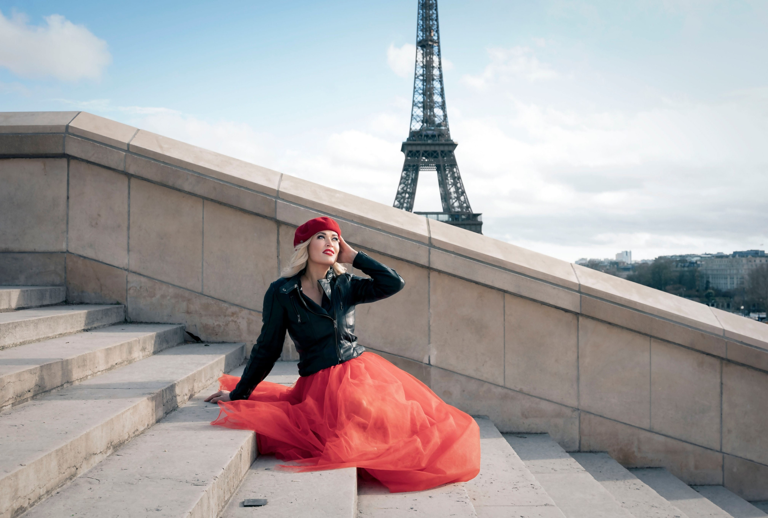 Street photoshoot in Paris. Alina Tagzieva- a photograper in Paris