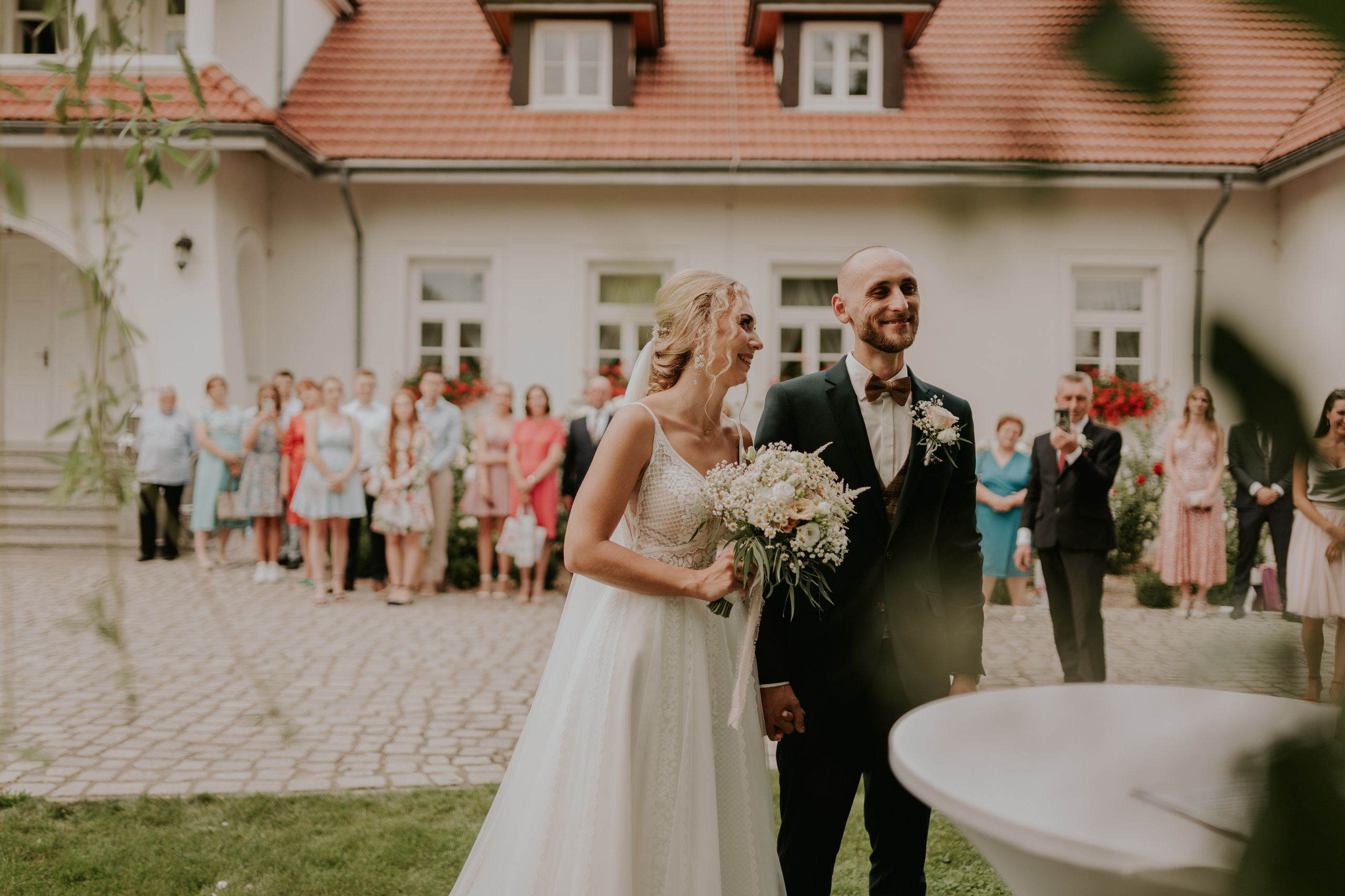Dwór Wierzbno: plenerowy ślub pod wierzbą. Karkowskafoto - fotografia miłości