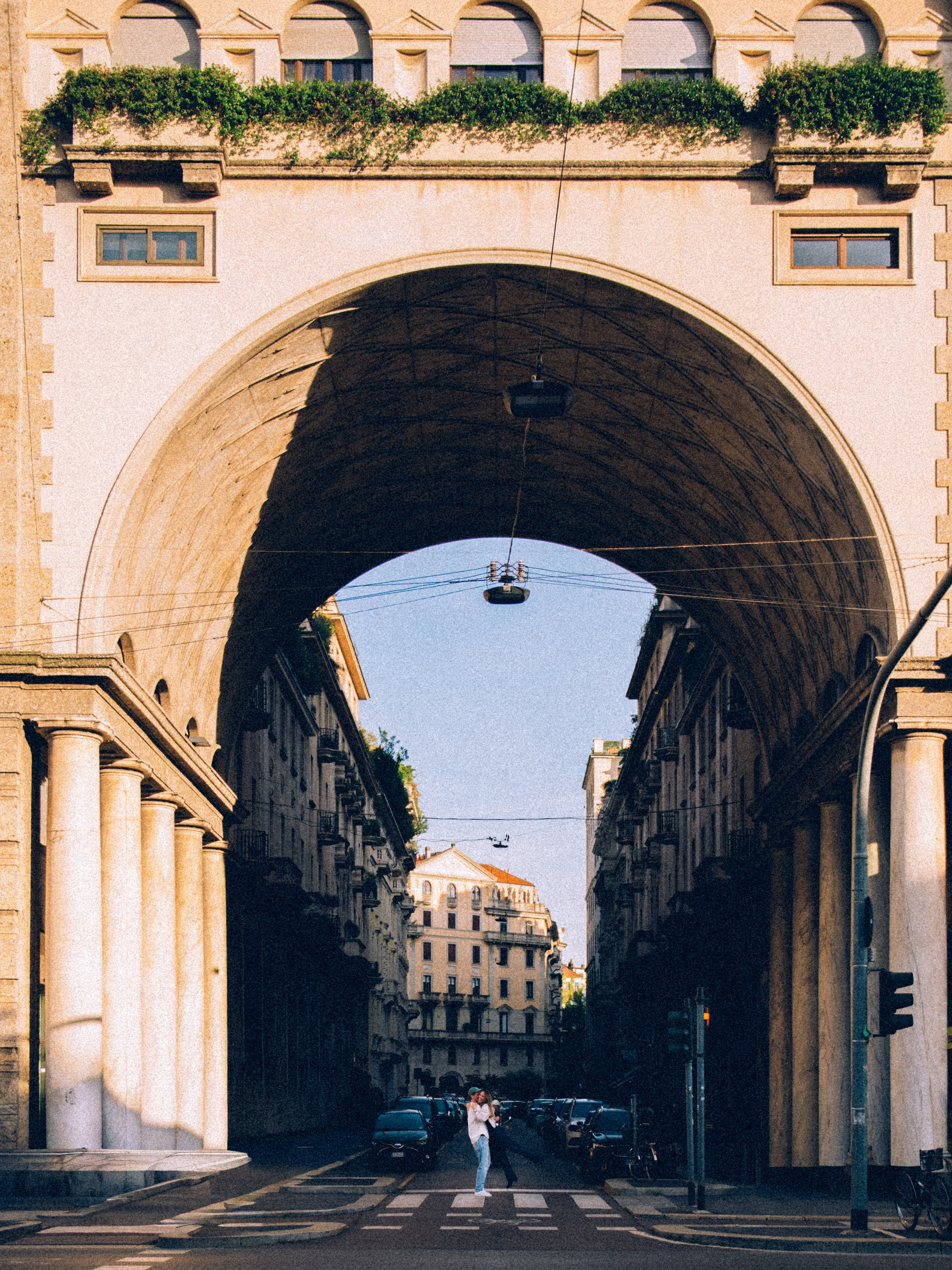Romantic photoshooting in Milan. Couple photographer. Candid lights.