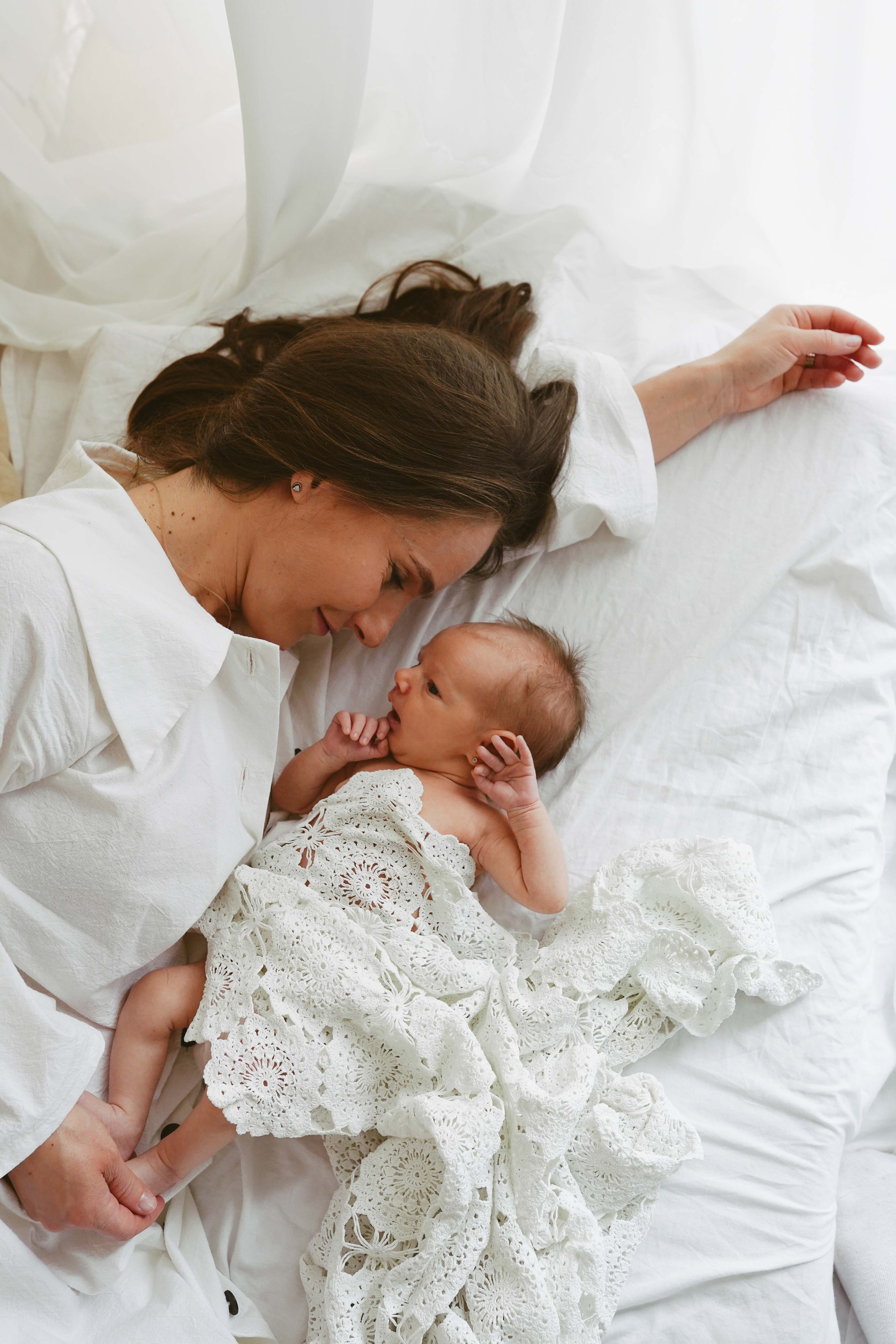 Inspira sesiune foto nou-nascut. Madalina Beda- Artist vizual, fotograf, doula la nastere, consultant babywearing Brasov si in toata tara