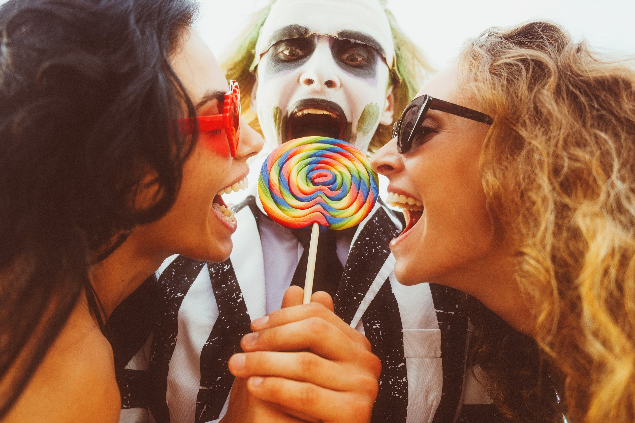 Beetlejuice на море: Экспериментальная фотосессия с цирковыми артистами — Фотограф Андрей Луковников