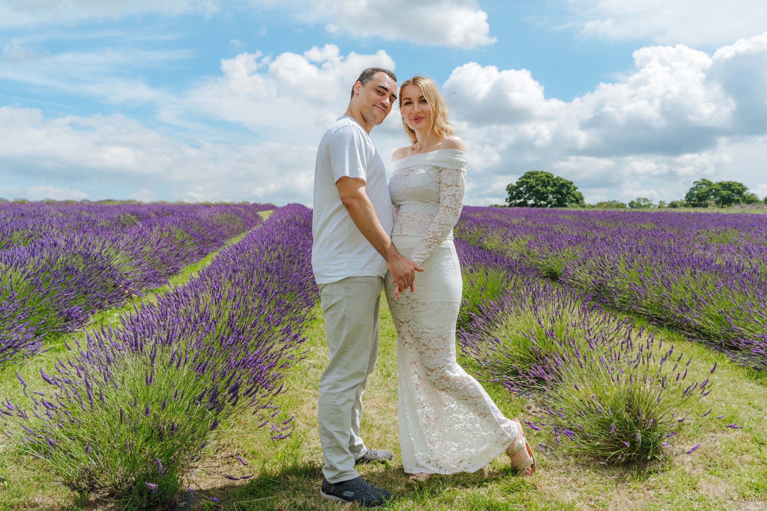 pregnant photo shoot in lavender field, pregnant photo shoot in london, pregnant photo shoot in lavender farmhouse