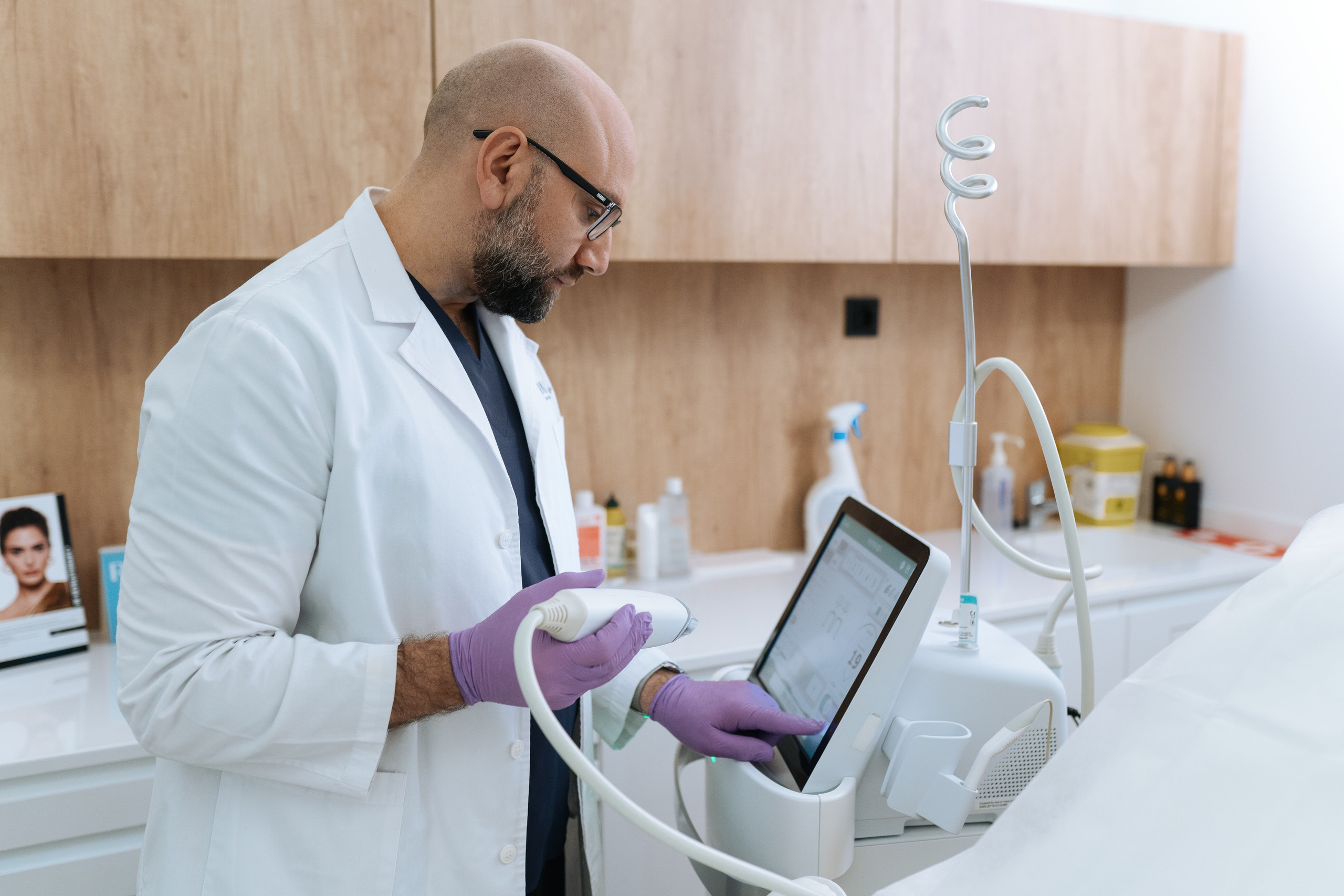 Фотосъёмка для частной клиники в Москве | Портреты врачей и рабочих процессов. Портретный фотограф в Москве — личные и бизнес-задачи | Денис Карелов