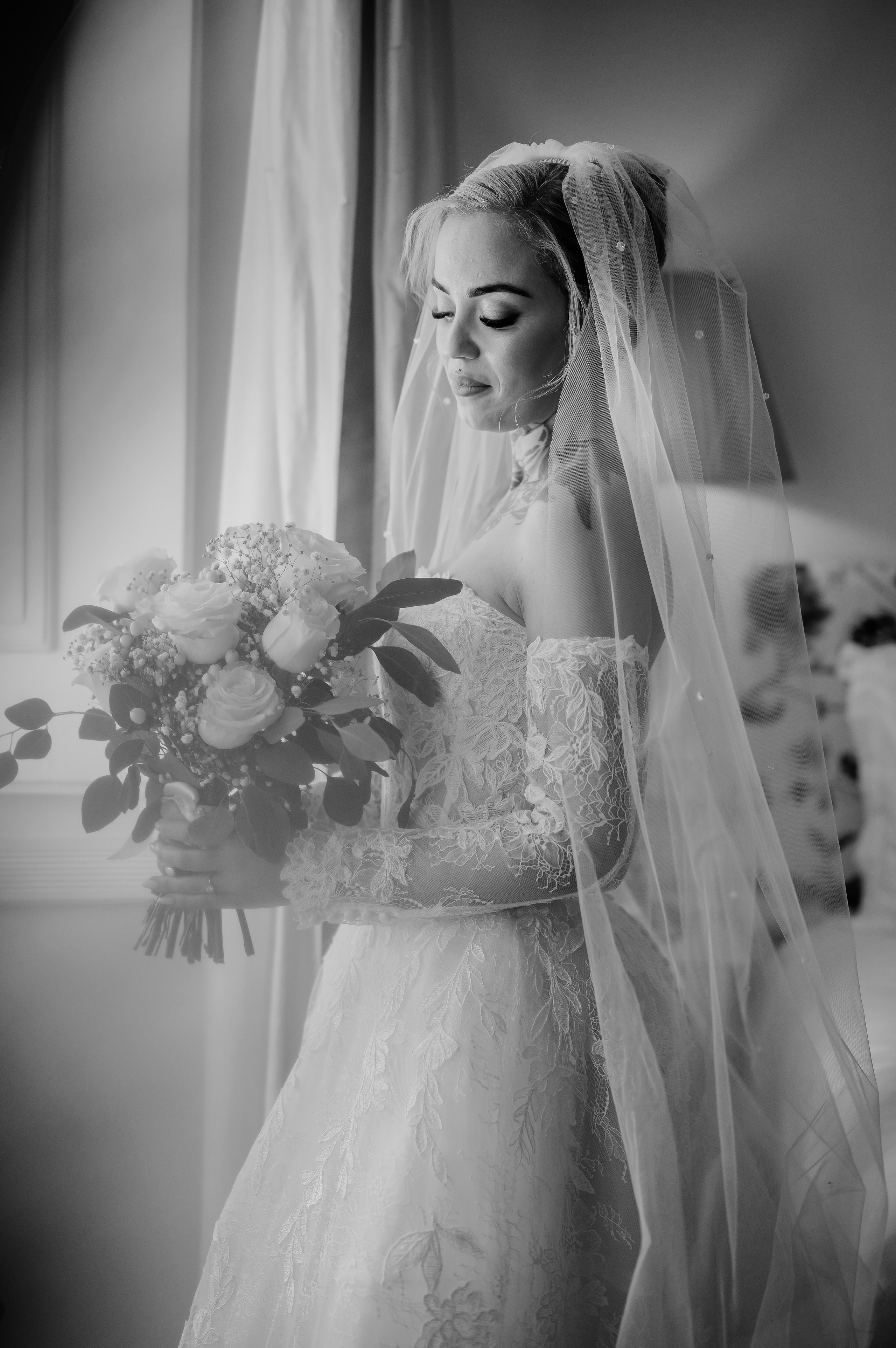 Fotógrafo de casamentos a captar momento emotivo da noiva em Lisboa