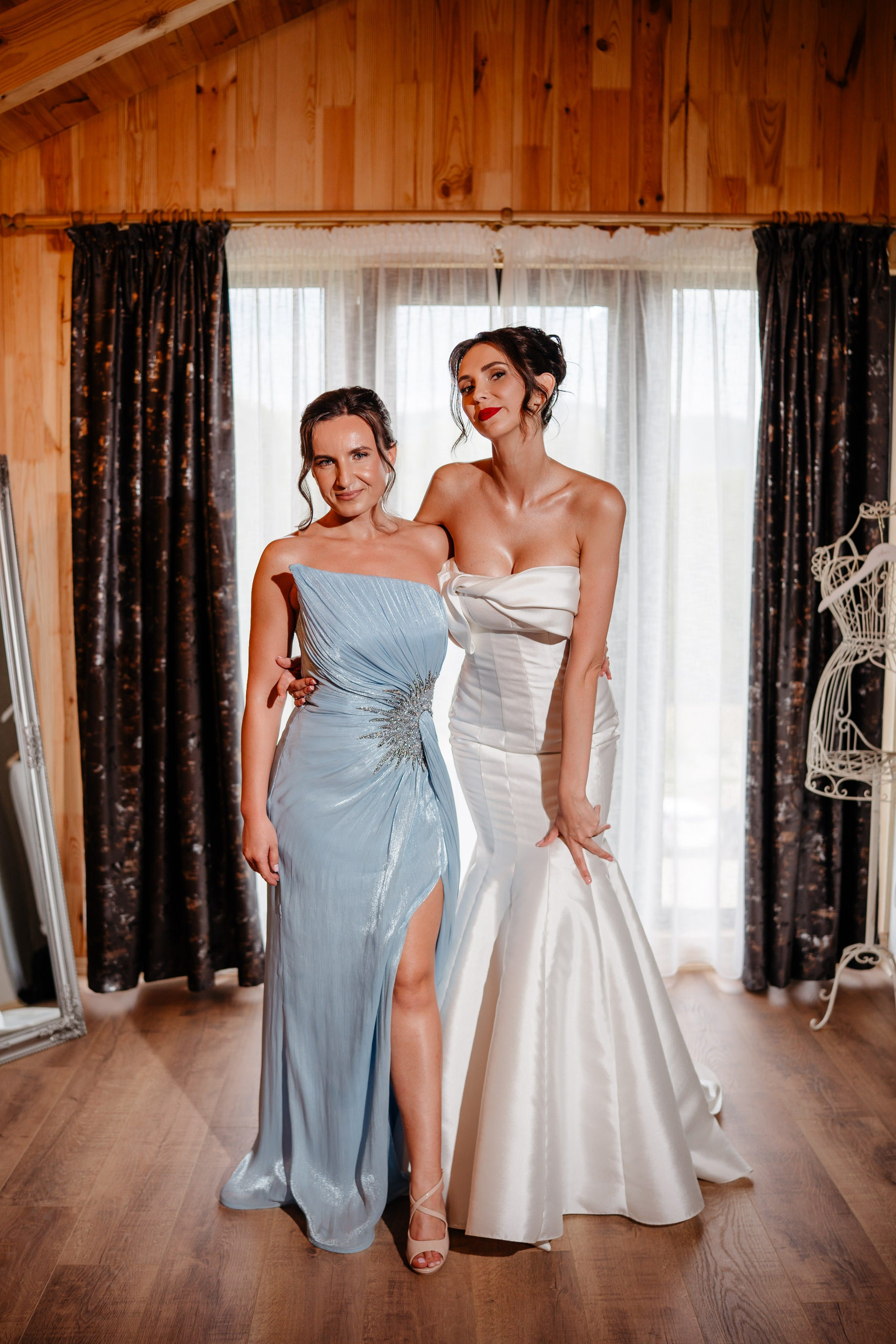 Portret cu domnișoarele de onoare în rochii bleu, pregătiri nuntă Comănești.