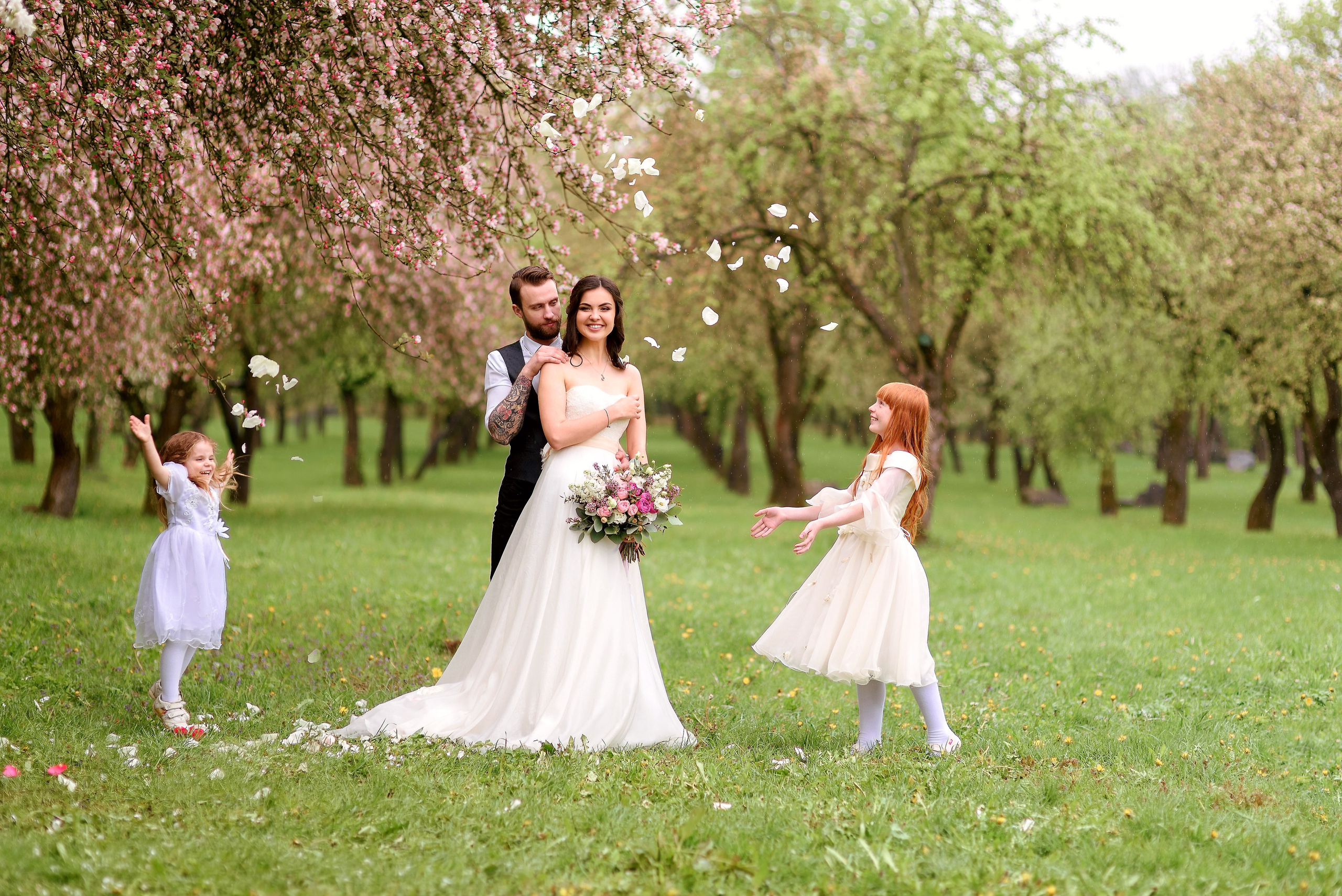Свадебная прогулка в цветущем саду. Семейный фотограф и фотограф новорожденных в Вильнюсе Ирина Беленкевич