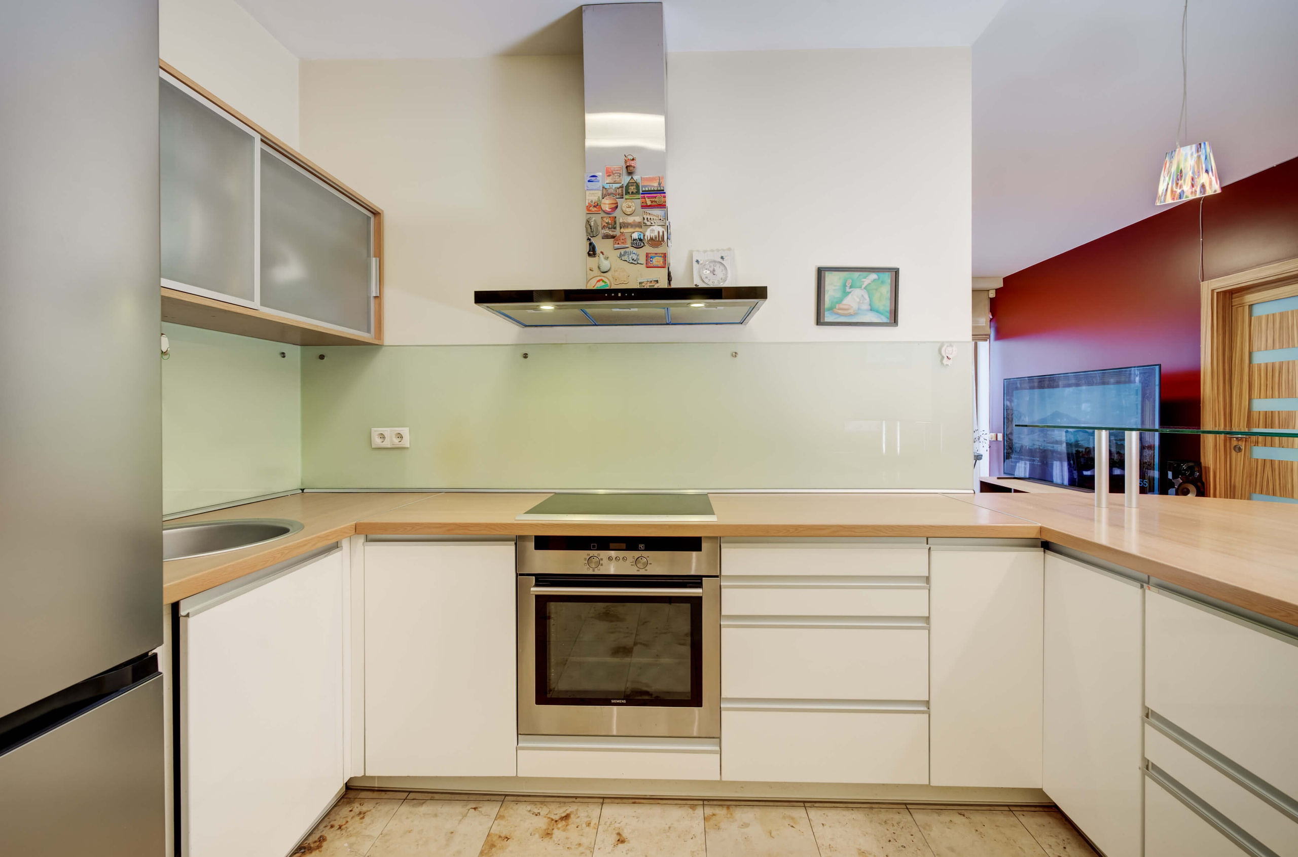 Atskira virtuvė su modernia įranga ir dizainerio interjeru 4 kambarių bute Vilniuje prie miško