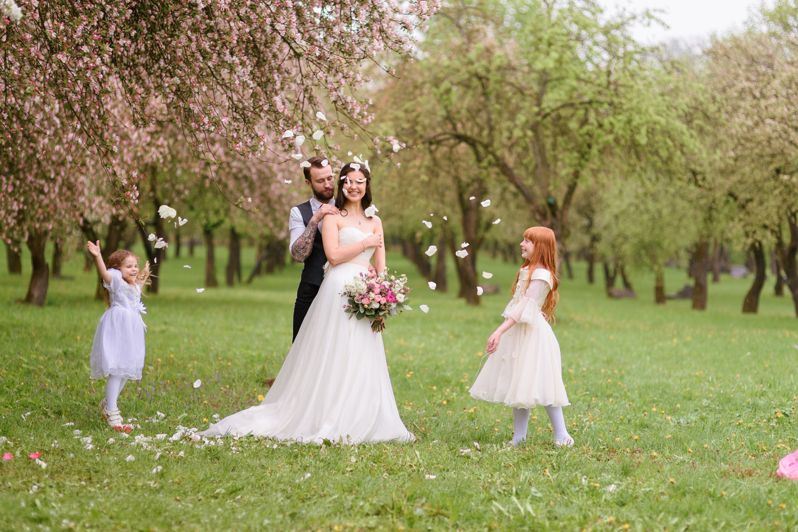 Свадебная прогулка в цветущем саду. Семейный фотограф и фотограф новорожденных в Вильнюсе Ирина Беленкевич