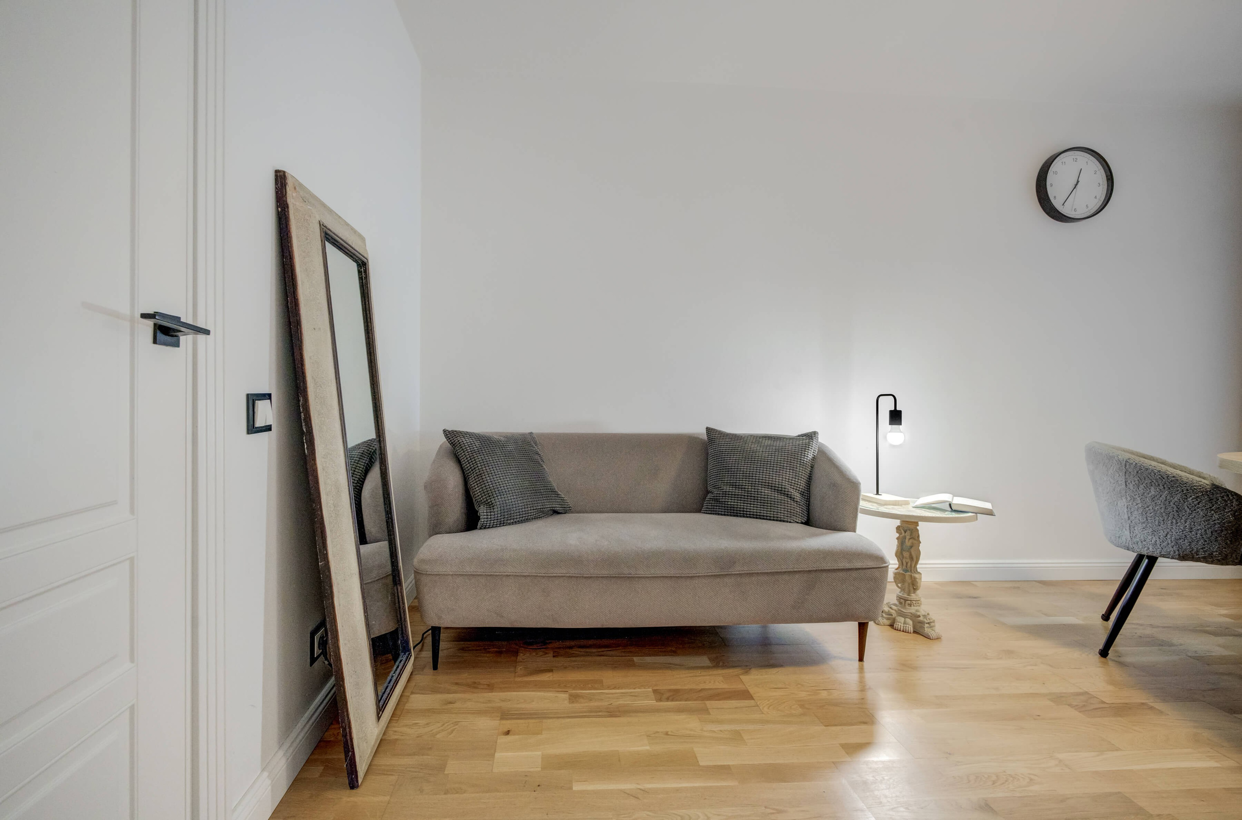 Jauki svetainė su virtuve: ramios spalvos, šviesa iš visų pusių ir atmosfera, kuri traukia namo.