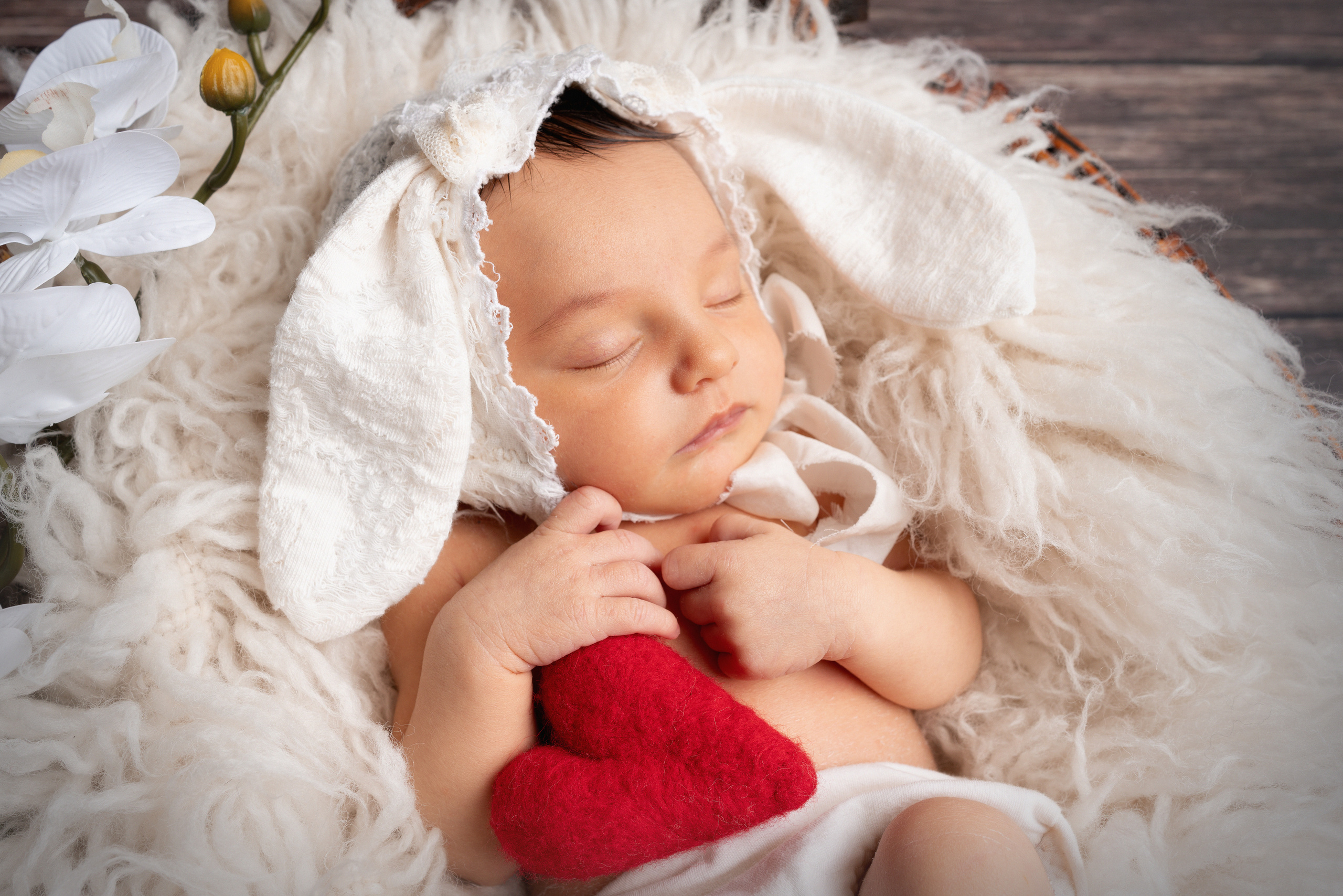 Eine kleine Prinzessin posiert auf einem kuscheligen Fell und zeigt ihre entzückenden Schleifen und Accessoires