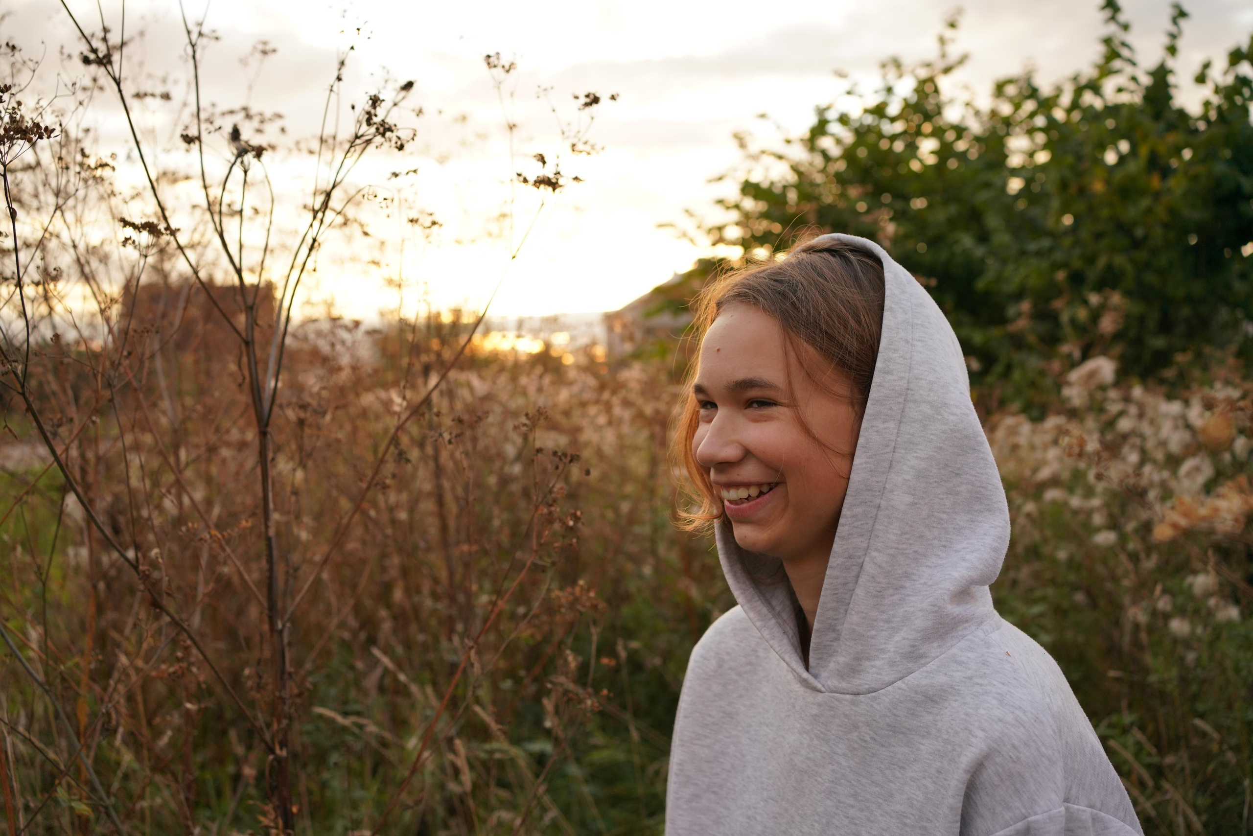 Teenager-Mädchen mit Kapuze auf einem Foto