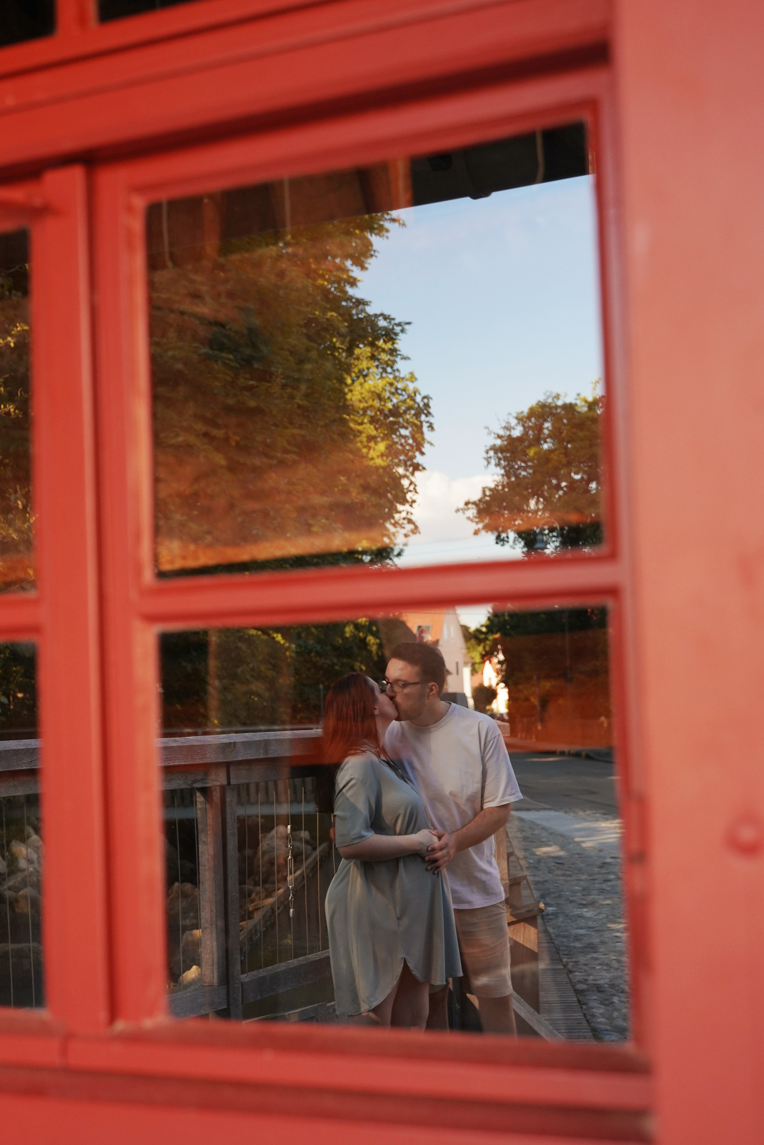 Spiegelung eines verliebten Paares im Fenster
