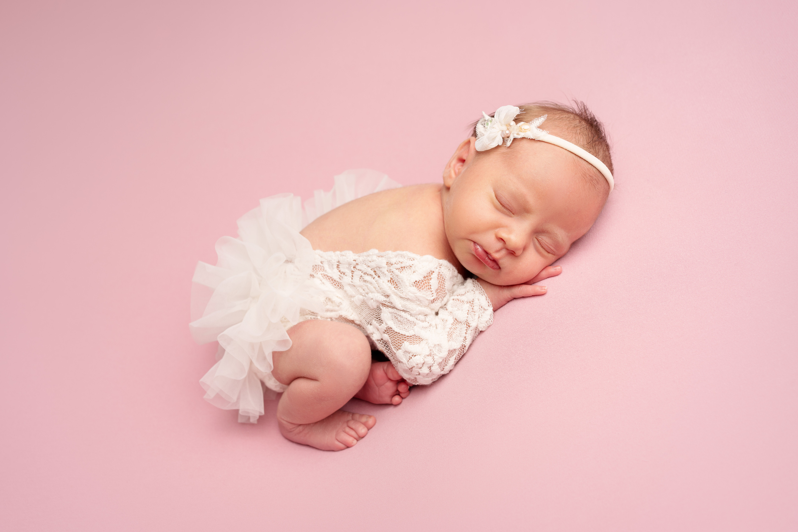 Eine süße kleine Prinzessin sitzt auf einem flauschigen Teppich und bewundert die Schönheit der Welt um sich herum