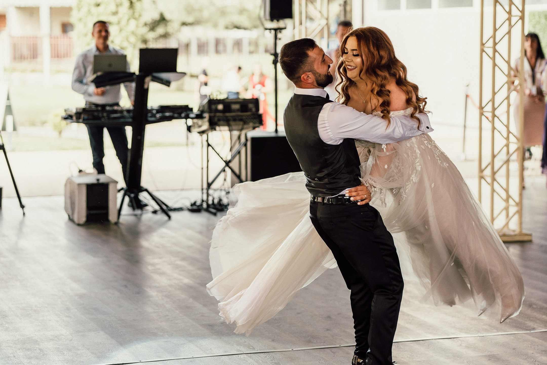 Nuntă la Motel Gilău în aer liber - Fotograf Nuntă Cluj. Horatiu Fat: Fotograf si Videograf Profesionist Nunta Cluj-Napoca