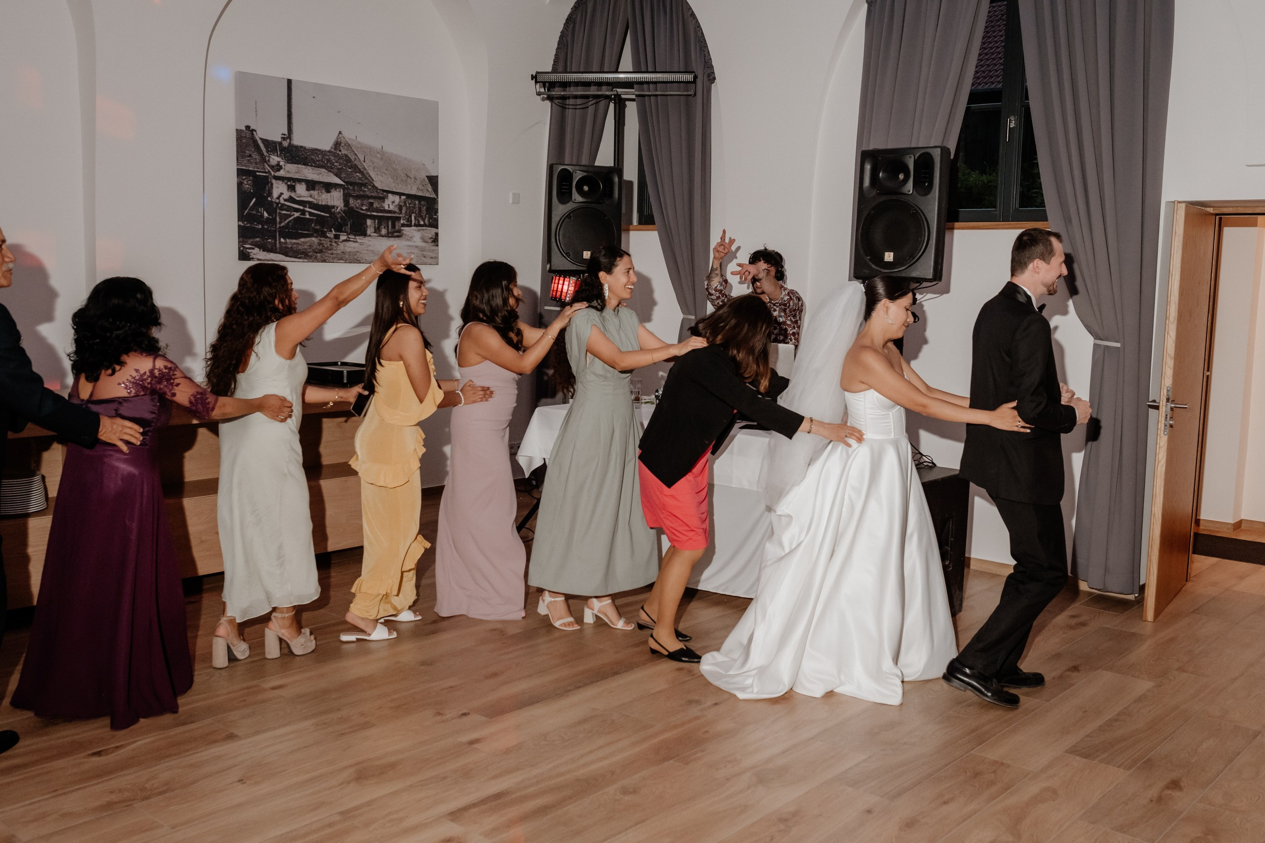 Gäste lachen bei der Hochzeit in Würzburg