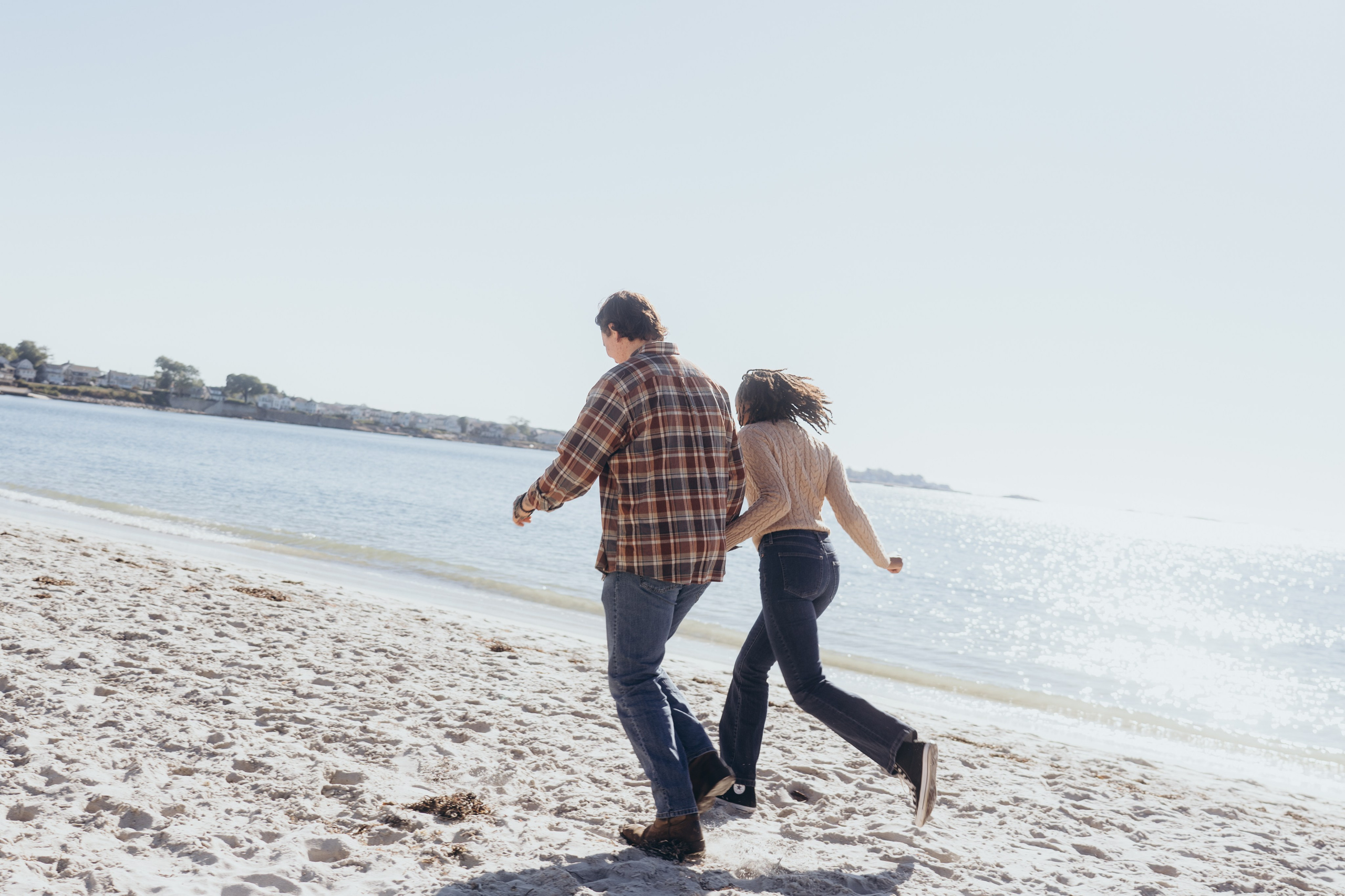 Romantic beach couple photoshoot in Connecticut. Daria Deschain Cinematic Photography in Connecticut
