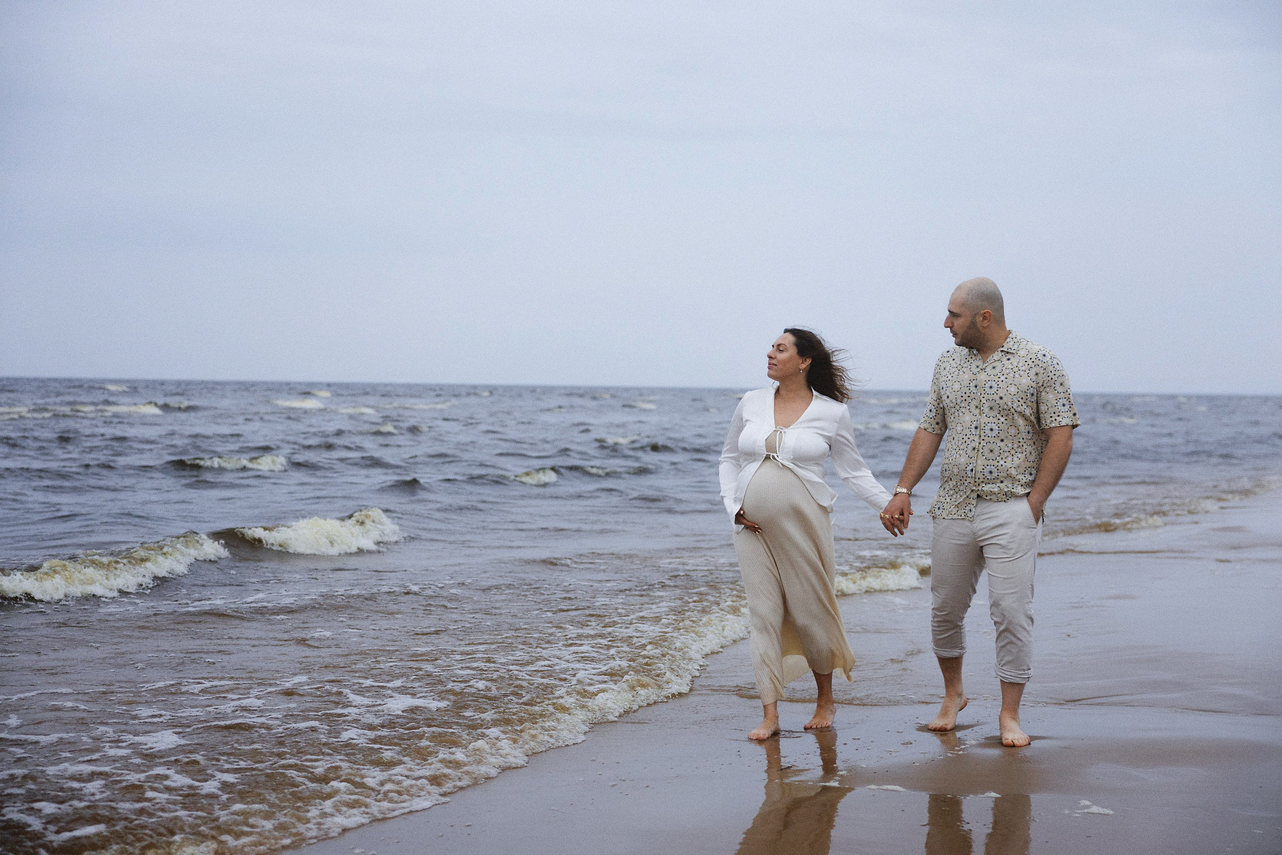 Беременная фотосессия на пляже с мужем и собакой — закат, дождь и настоящие эмоции. Евгений Тимофеев | Свадебный и контент-фотограф и видеограф в Риге