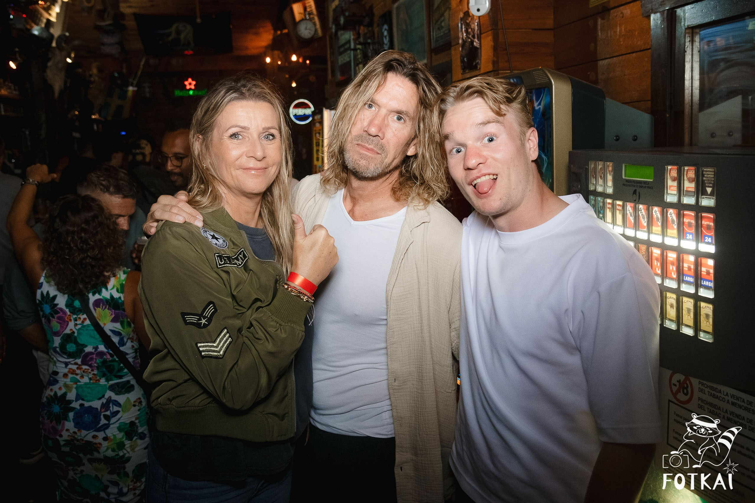 Fiesta Víspera de Festivo en El Paso Rock Bar – Hip Hop Old School | Reportaje fotográfico 08.10.2025 | FOTKAI