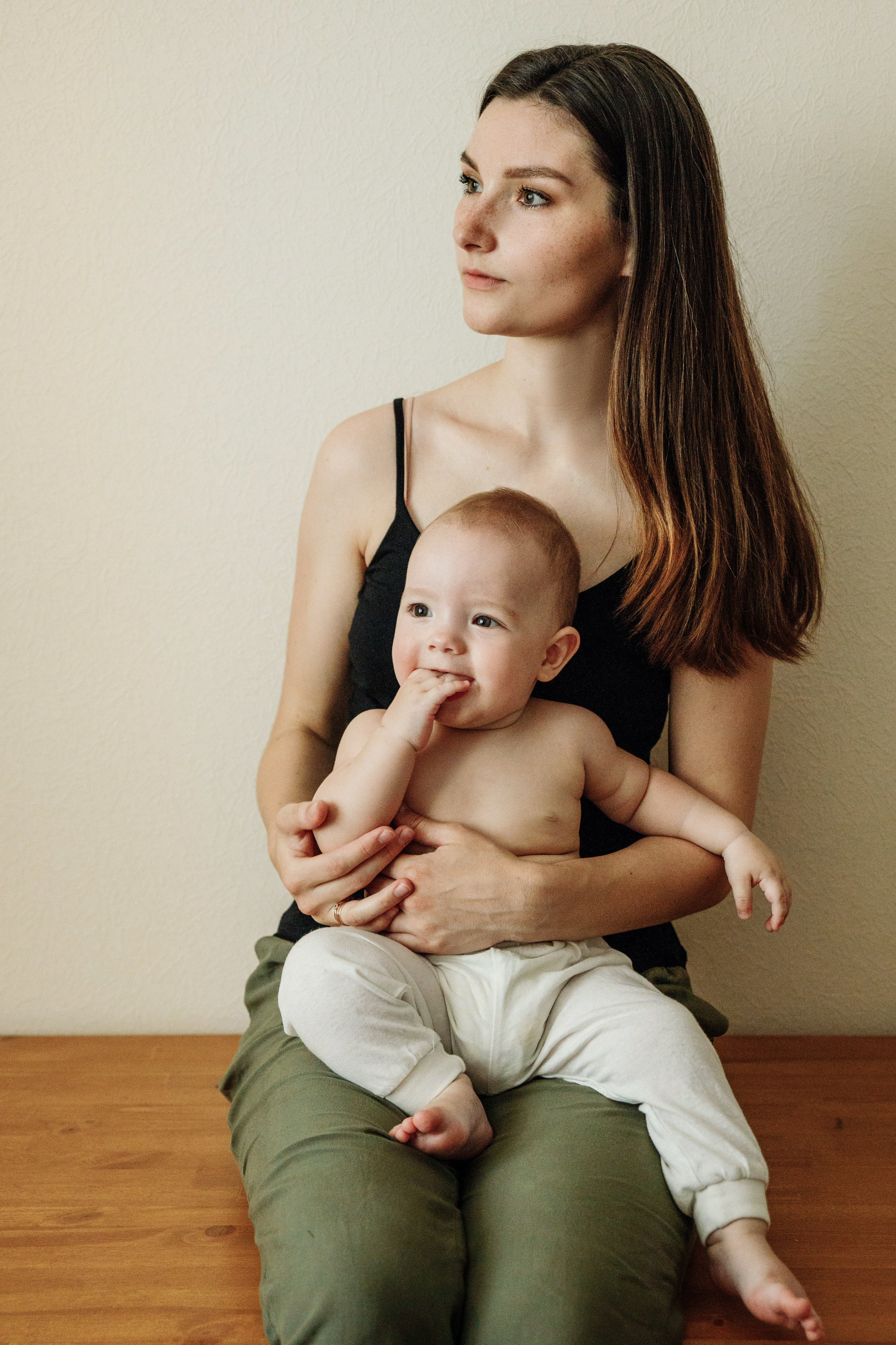 Adorable baby portraits capturing curiosity and first smiles in a natural home setting. Alisa Tant — Family and newborn photographer Bucks County, Montgomery county, Philadelphia, NJ