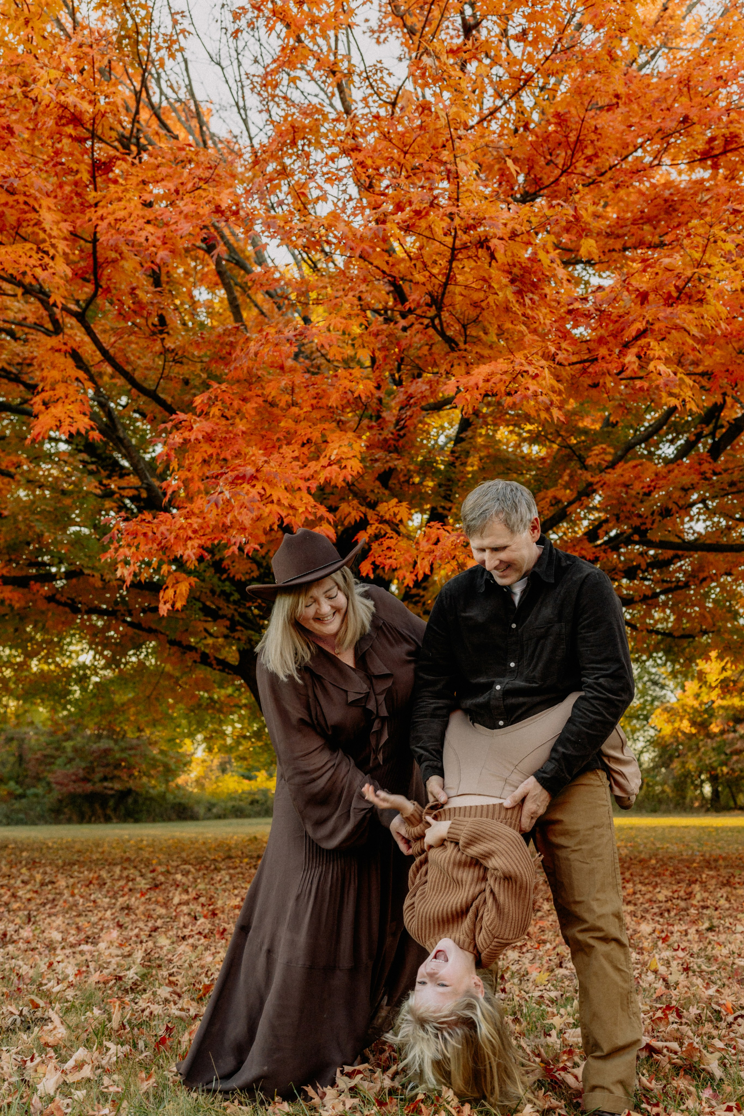 Fall Family Photography – Golden Leaves & Warm Tones. Alisa Tant — Family and newborn photographer Bucks County, Montgomery county, Philadelphia, NJ