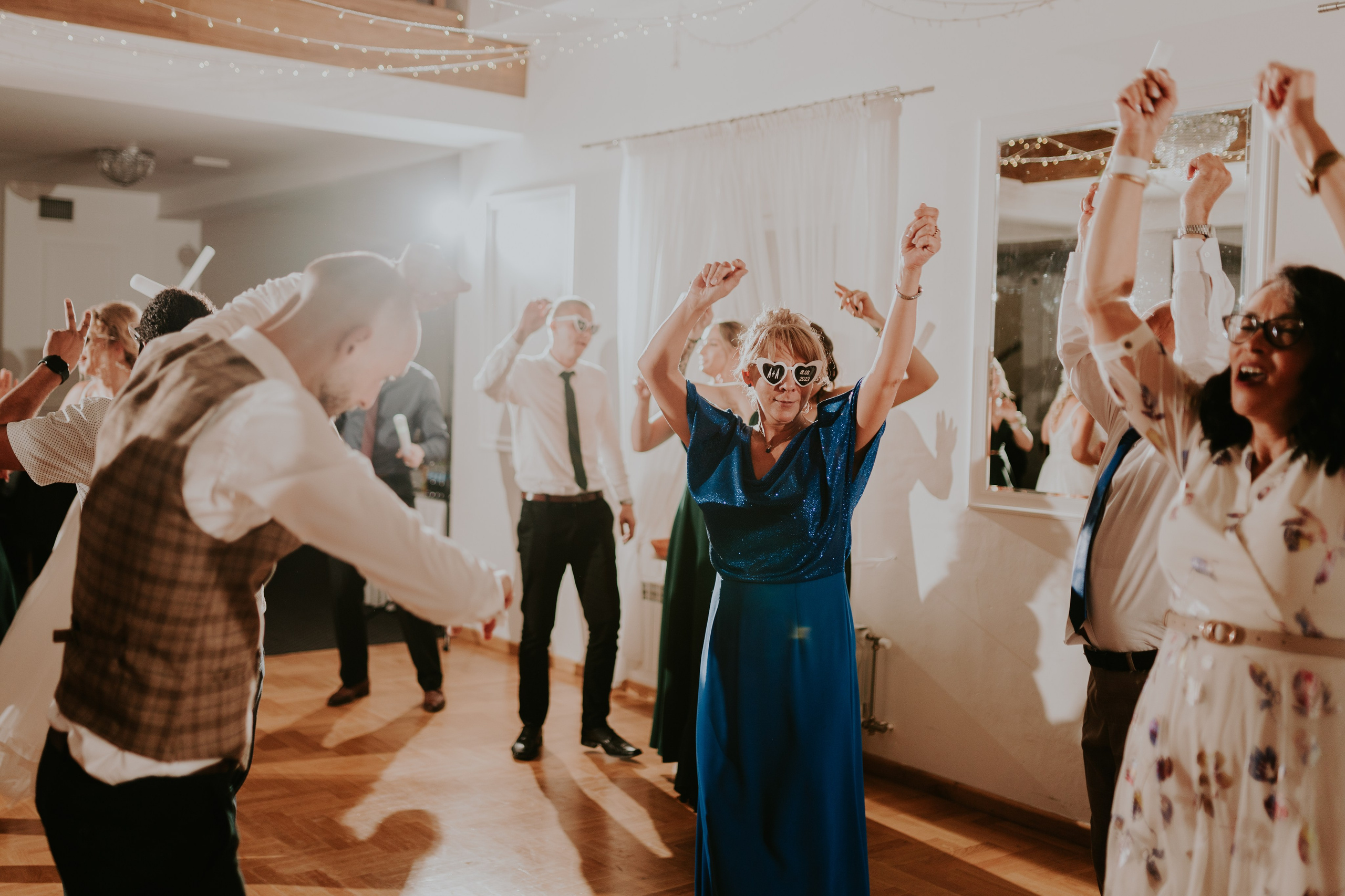 Dwór Wierzbno: plenerowy ślub pod wierzbą. Karkowskafoto - fotografia miłości