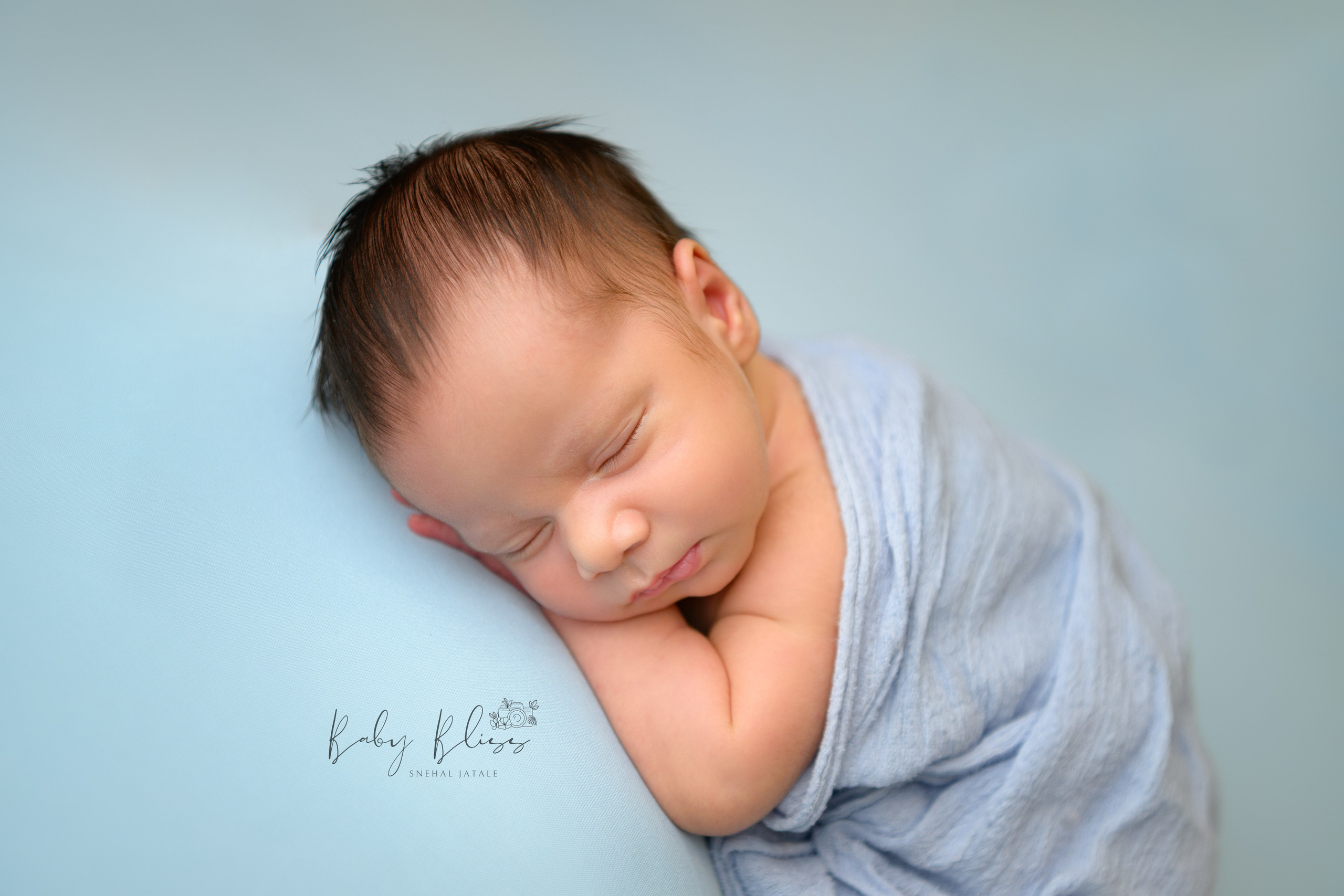 Best newborn photographer in Doha, Qatar. Best infant photoshoot in Doha, Qatar. Newborn photo session in Doha Qatar, baby, sitter, cake smash, pre-birthday, maternity, family photographer in Doha, Qatar