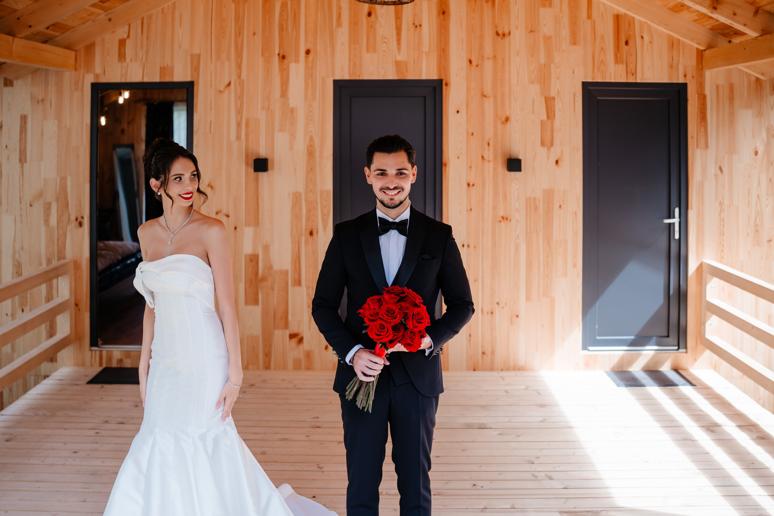 Momentul emoționant când mirele își vede mireasa la Cabana Masiv.