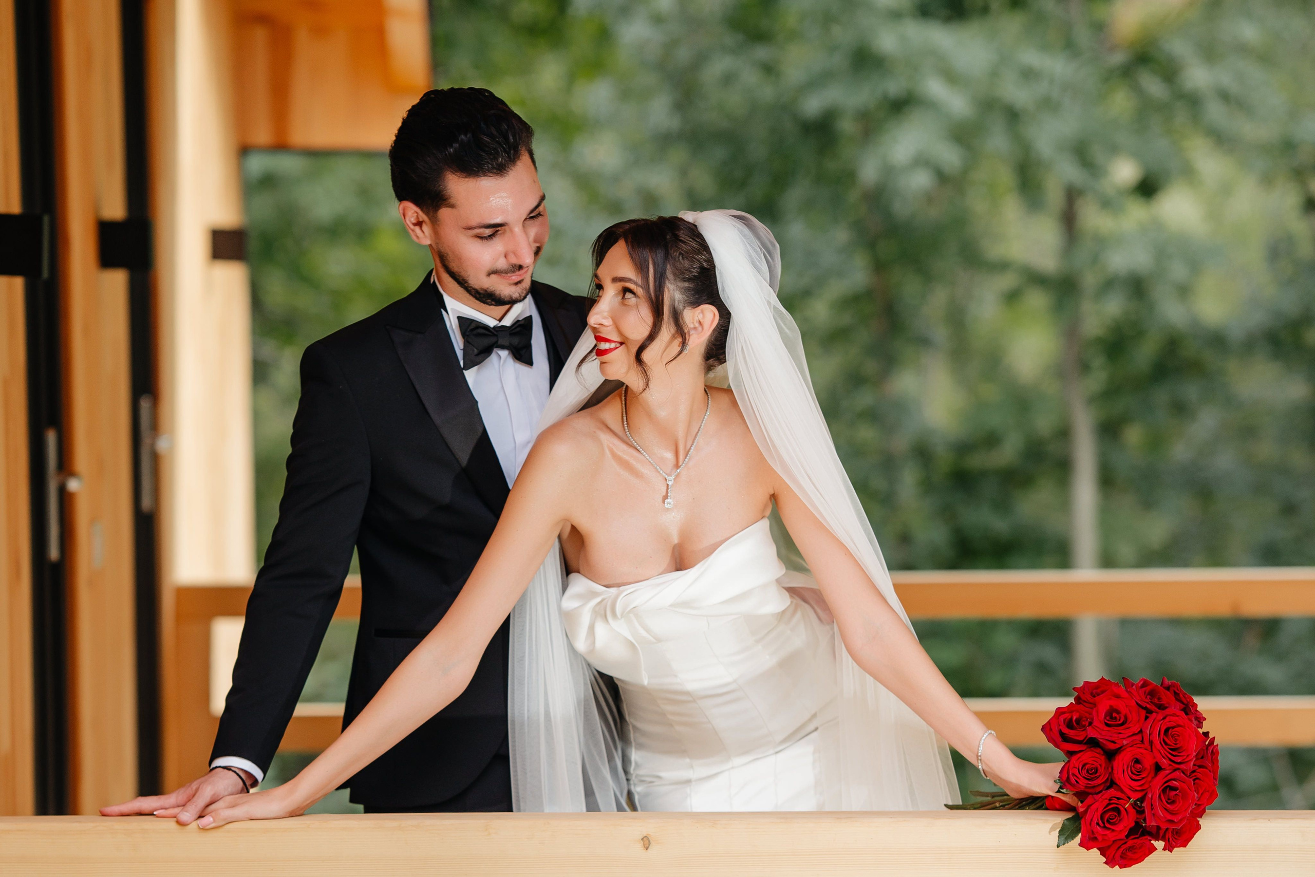 Close-up cu Anca și Dragoș în lumina apusului la Cabana Masiv, Comănești.