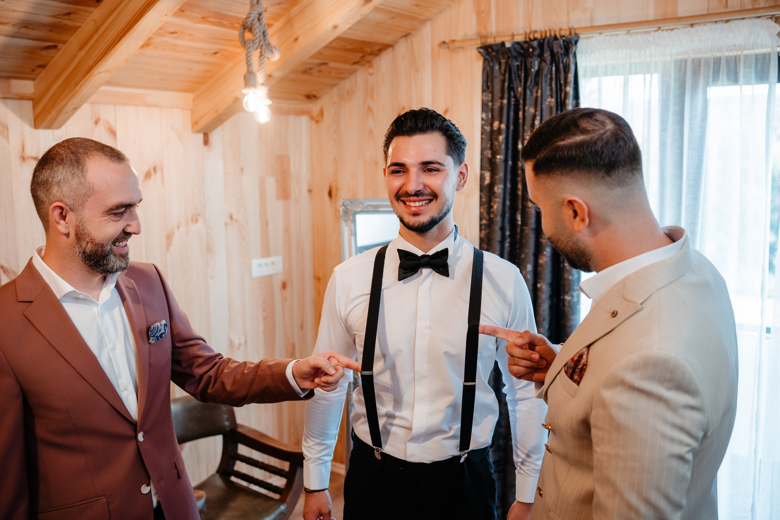 Cadru relaxat cu mirele și prietenii săi în incinta Cabana Masiv.