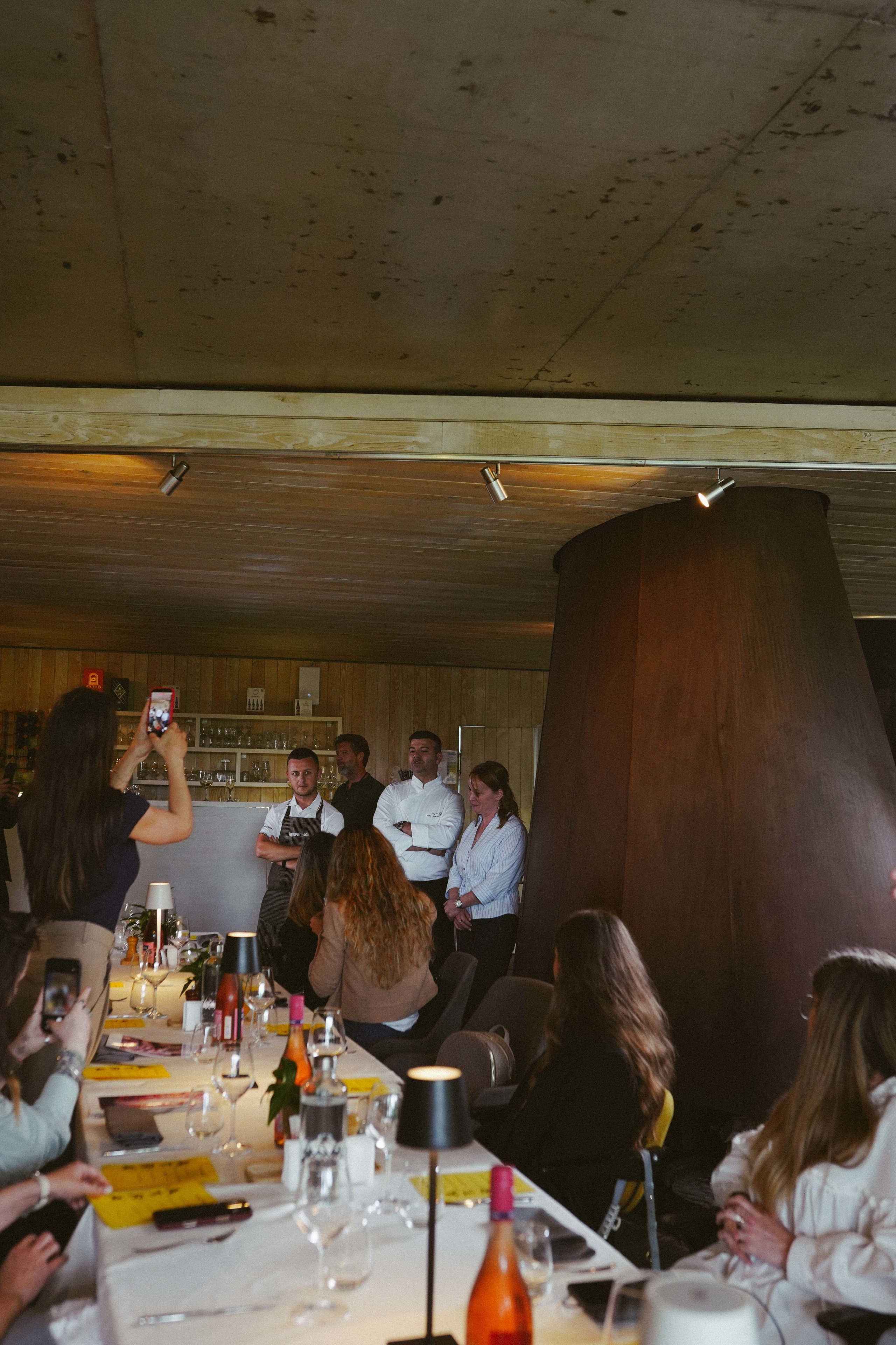Atmosfera din restaurantul ATRA- prezentarea echipei