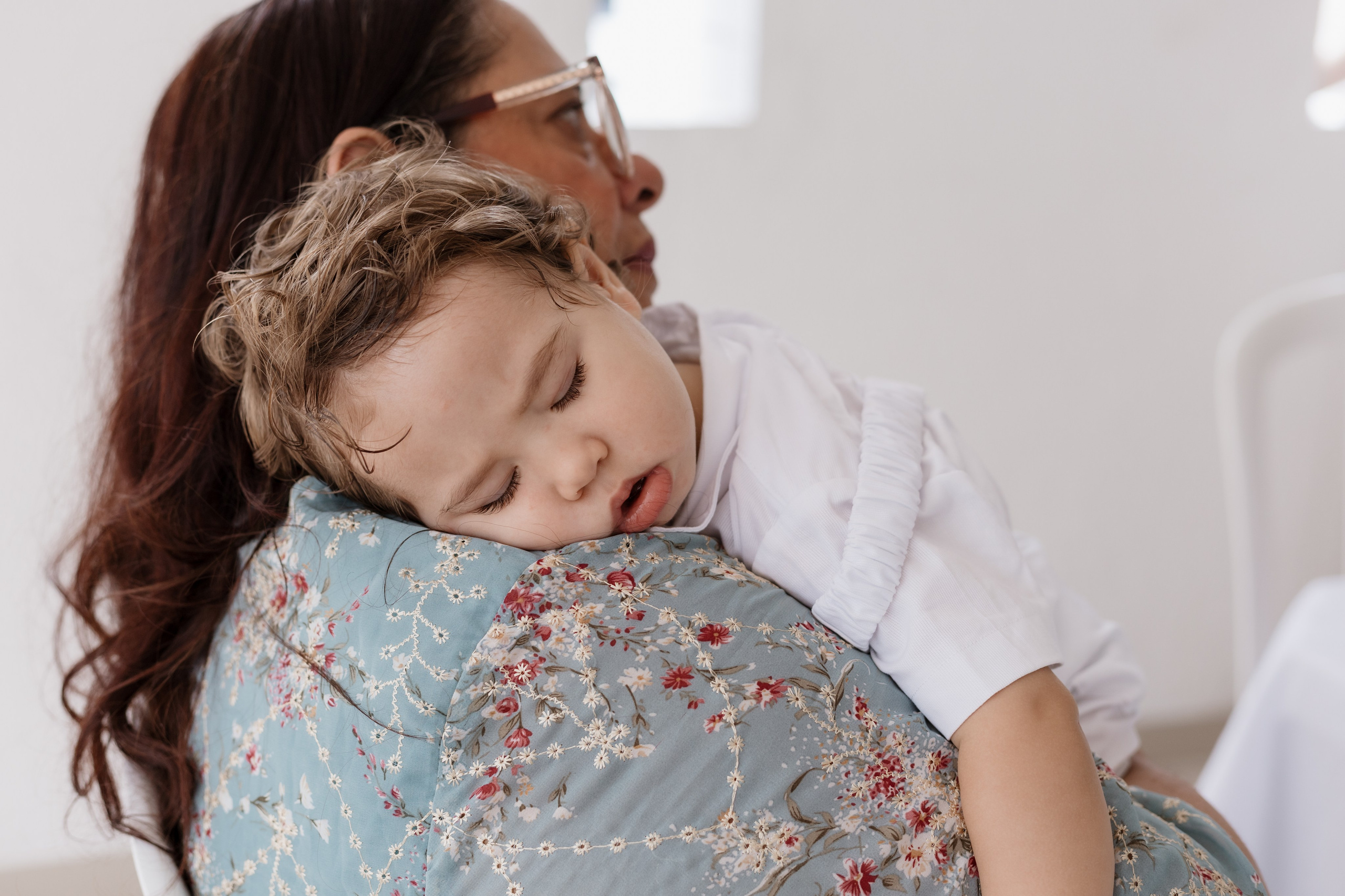 Bebê dormindo após chegar da celebração do batismo