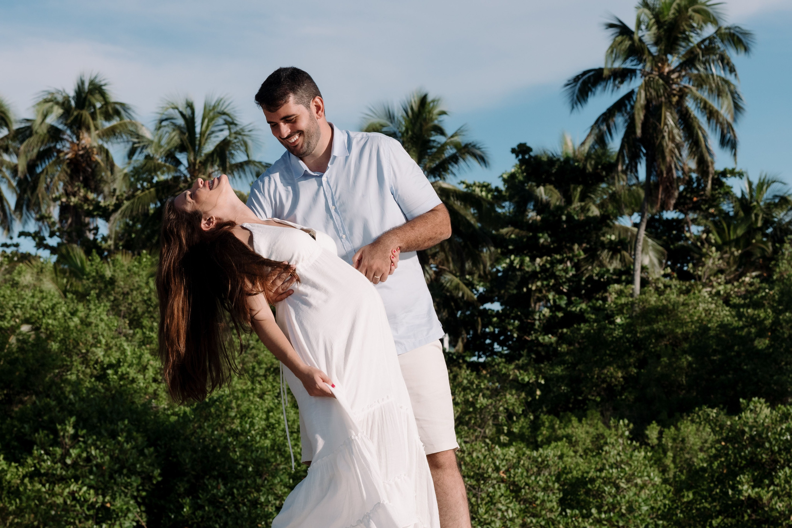 Casal em ensaio gestante na praia do paiva