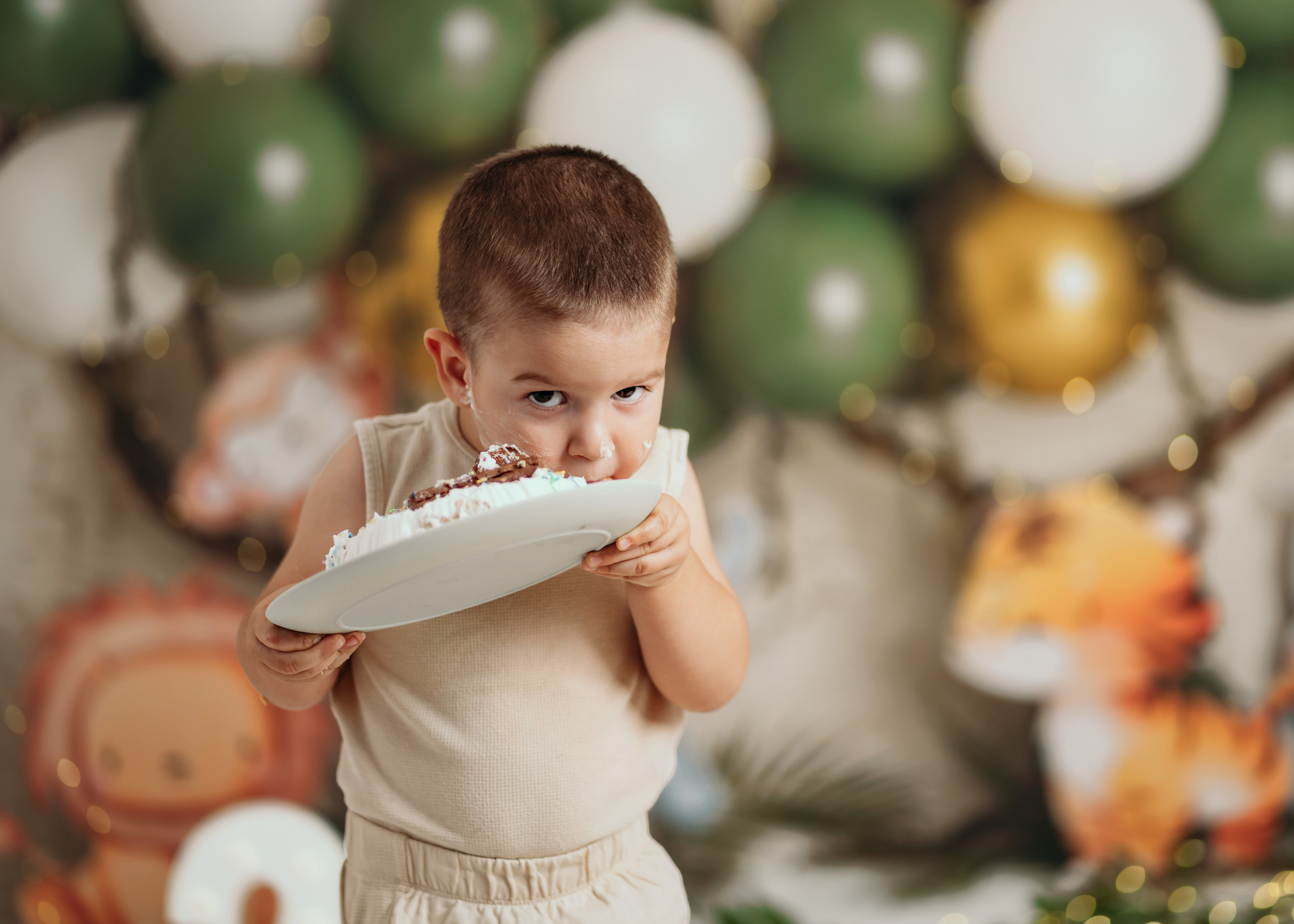 Cake smash slikanje u Beogradu – beba u dekoraciji sa tigrom i slonom
